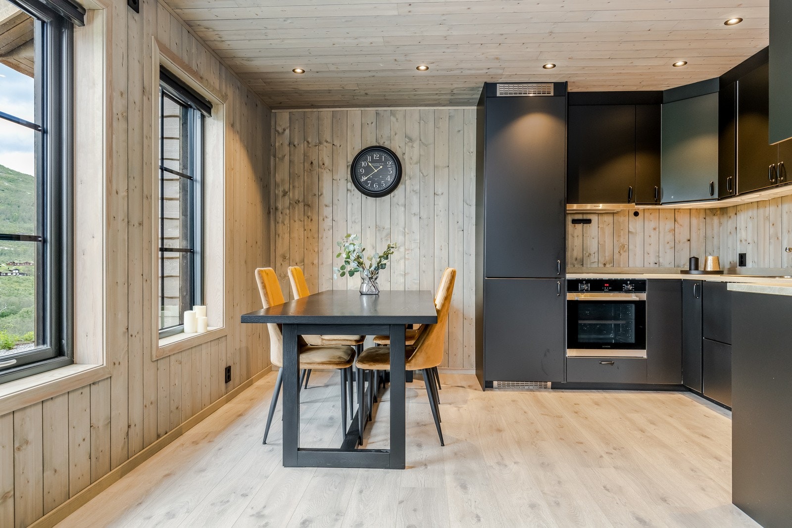 Kjøkken med plass til spisebord. Galleribilde