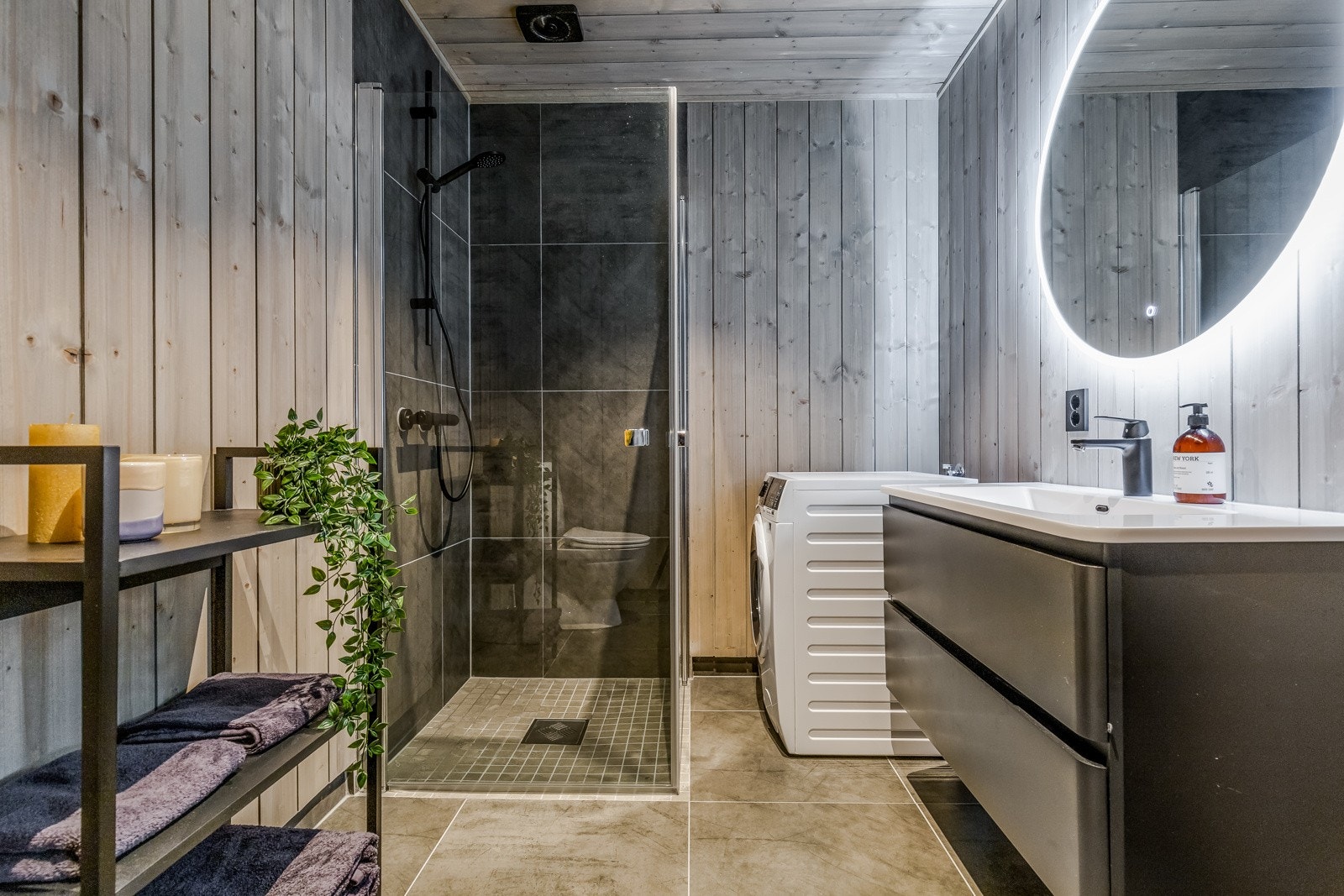 Flott baderom med fin belysning. Galleribilde