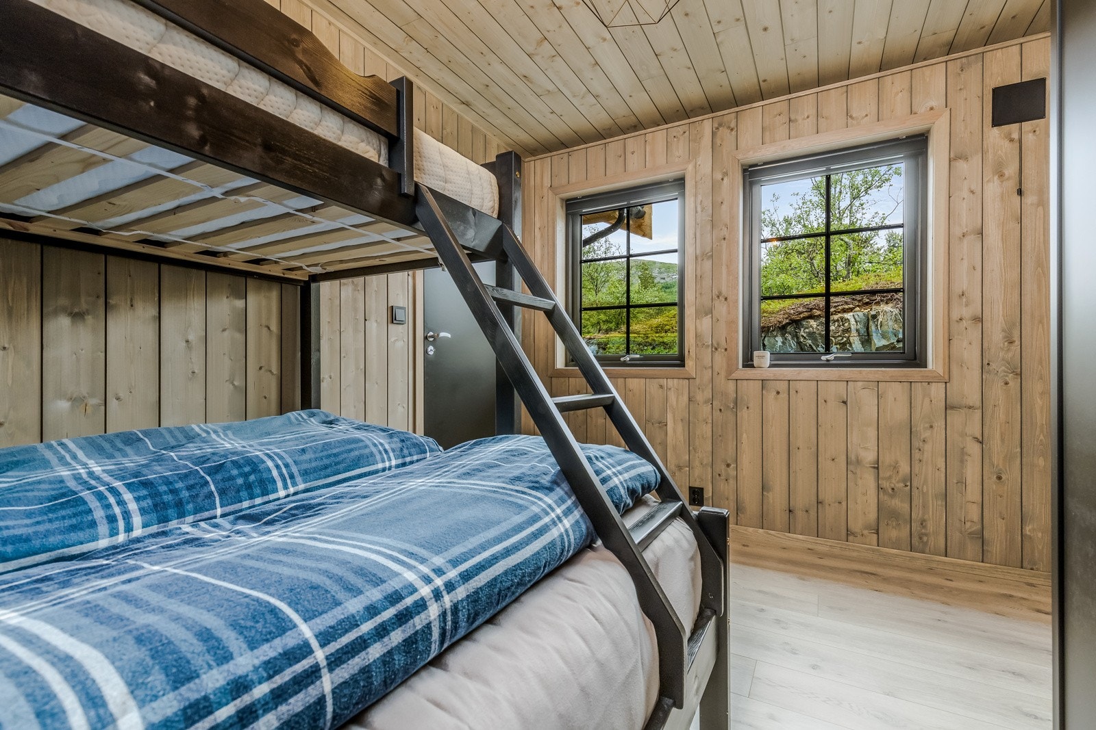 Soverom i første plan av god størrelse. Galleribilde