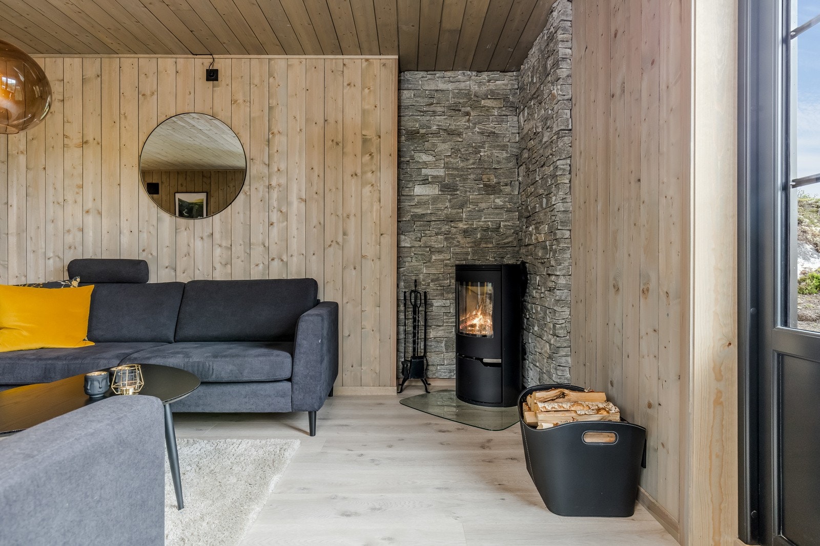 God vedovn i stuen. Galleribilde