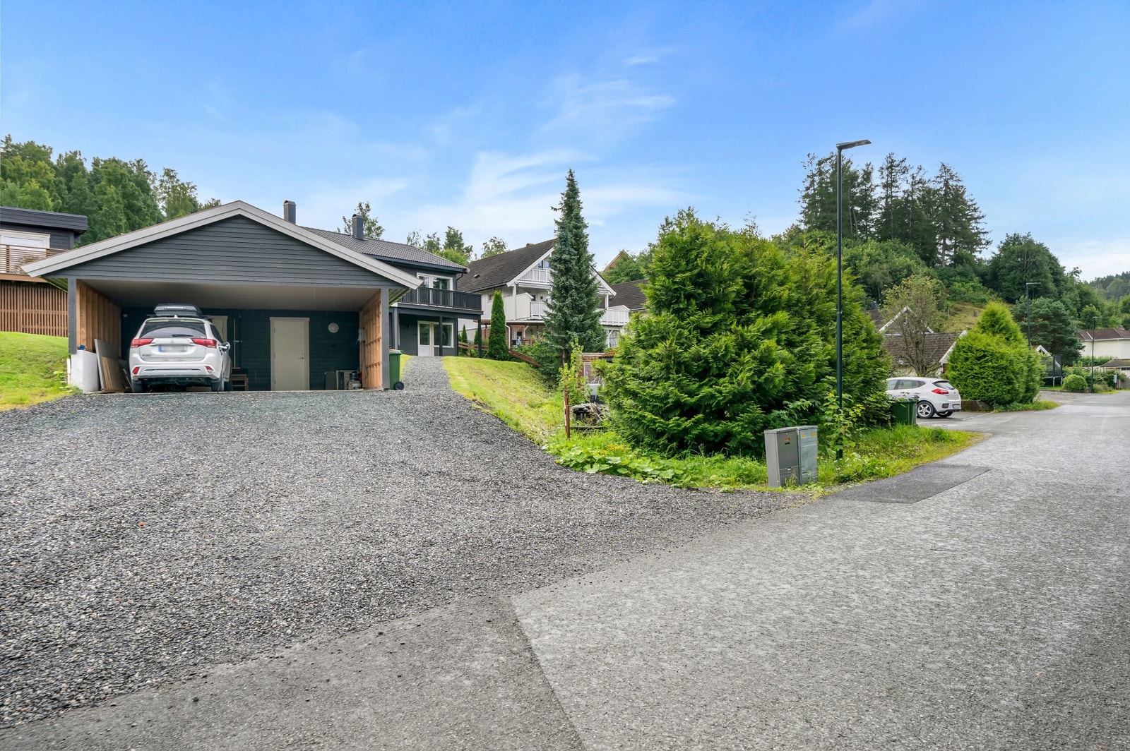 Boligen ligger i et stille og rolig nabolag på Hommelvik, med kort vei til alt av fasiliteter. Galleribilde