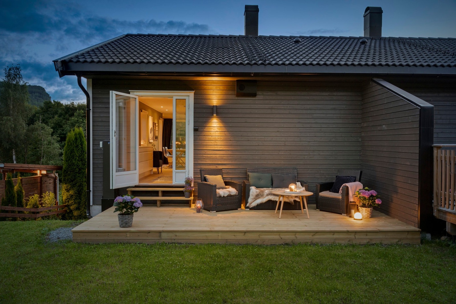 Skjermet og lunt uteområde med en solrik terrasse. Galleribilde