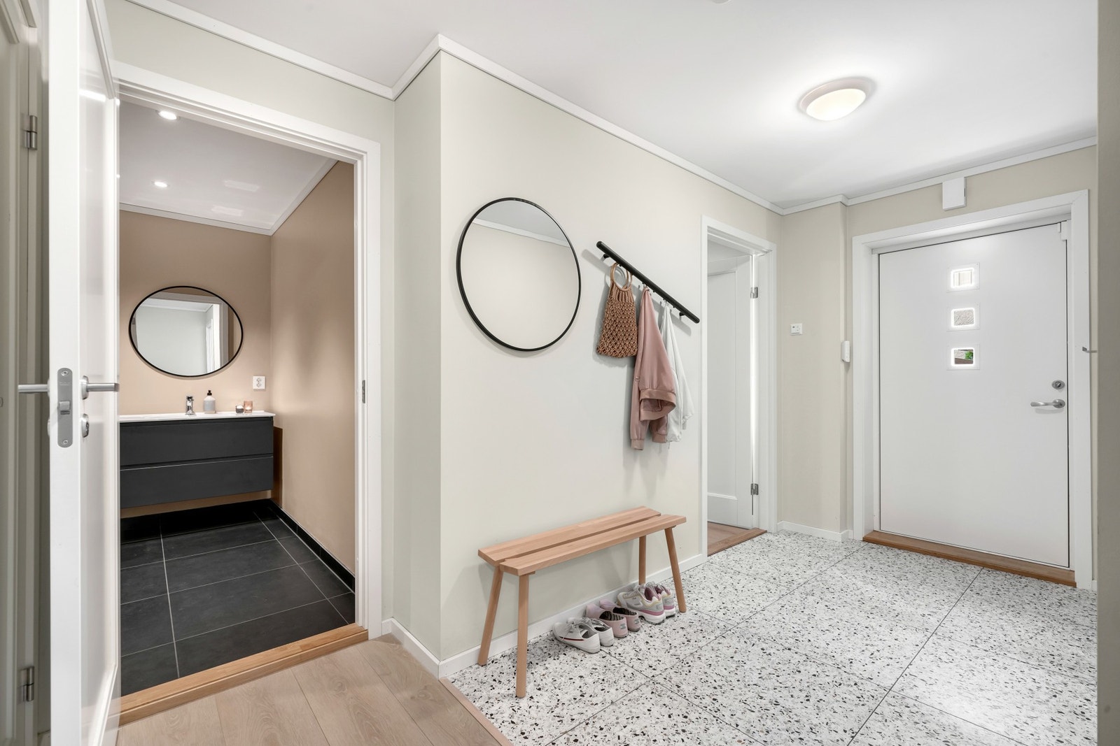 Pent flislagt entré med varmekabler i gulv. Galleribilde