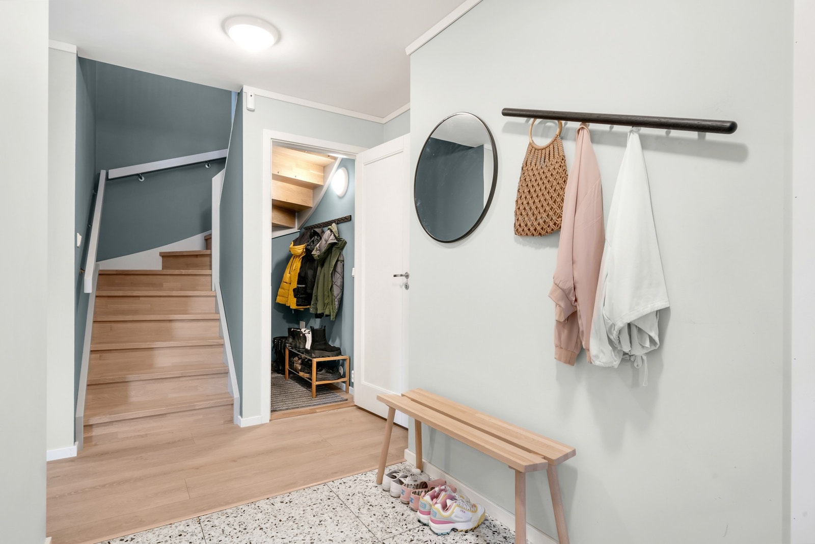 Under tappen finner du et trapperom som gir ekstra oppbevaringsmuligheter. Galleribilde