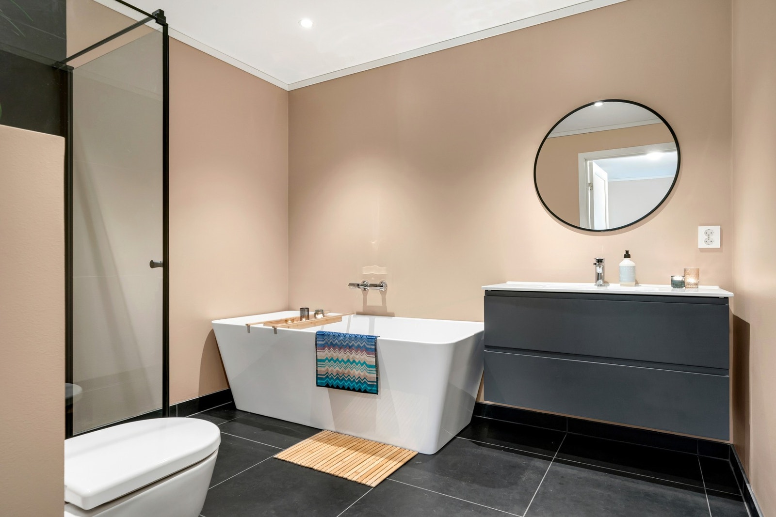 Badet er utstyrt med servantskap, vegghengt speil, toalett, dusj og badekar. Galleribilde