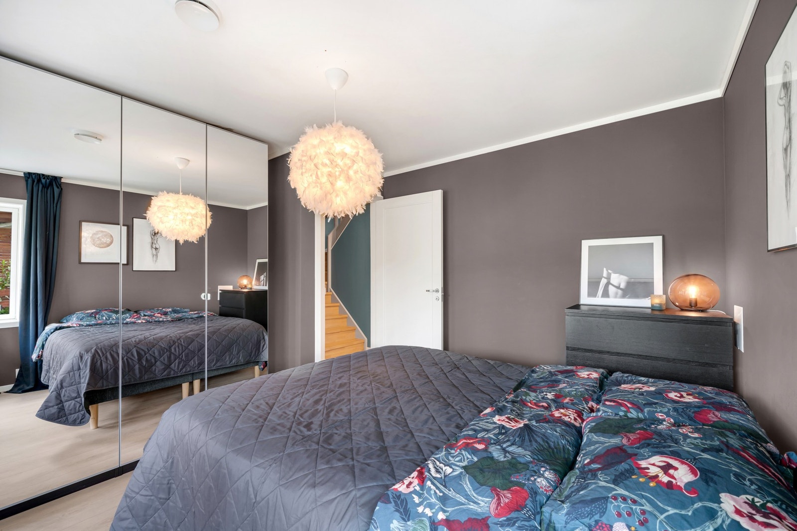 Soverommet byr på gode garderobeløsninger i form av høyskap. Galleribilde