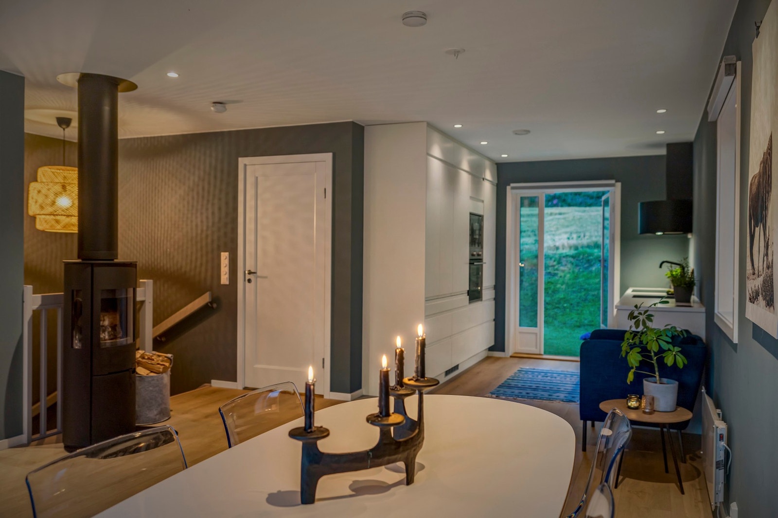 På kaldere dager er det hyggelig å kunne fyre opp i peisen. Galleribilde