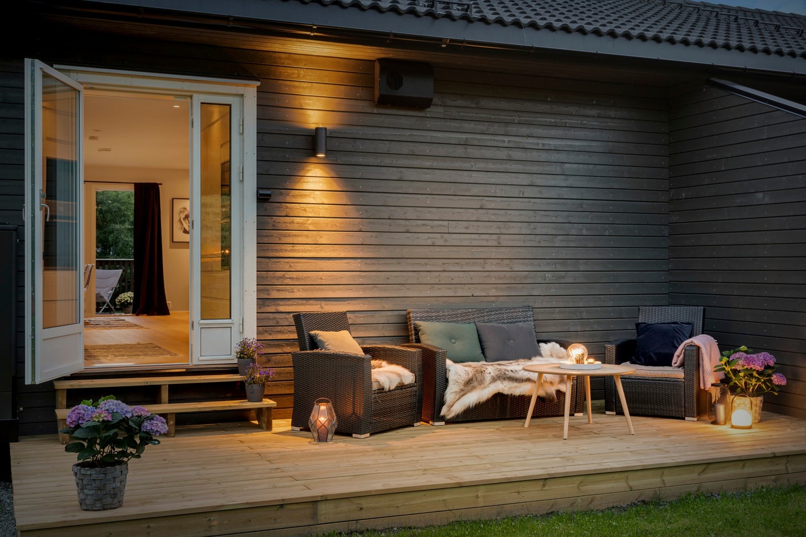 Fra kjøkkenet er det direkte utgang til et av boligens flere uteområder. Galleribilde