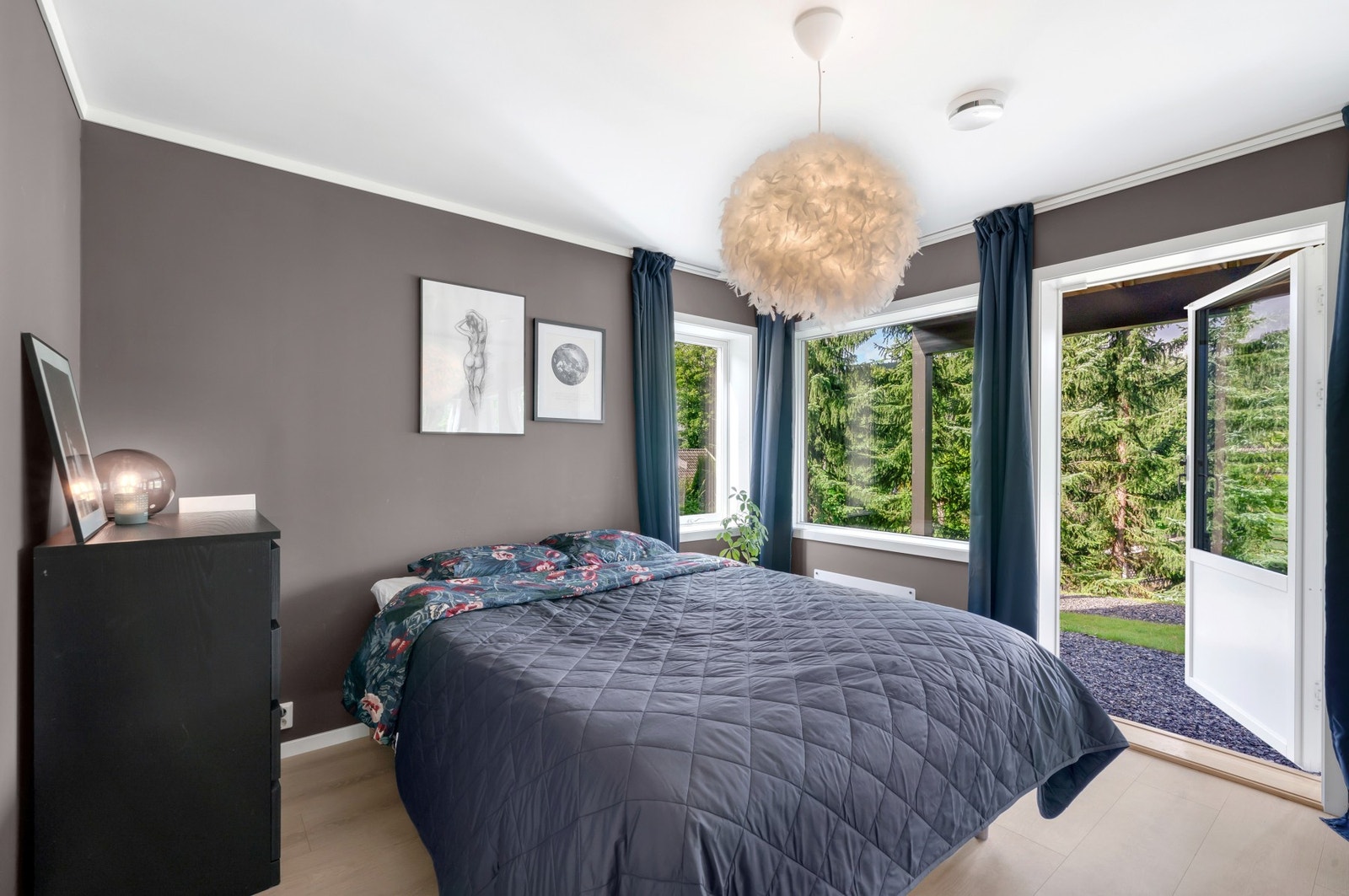 Hovedsoverommet er på ca. 11,4 kvm. Her får du god plass til dobbeltseng og diverse soveromsmøblement. Galleribilde