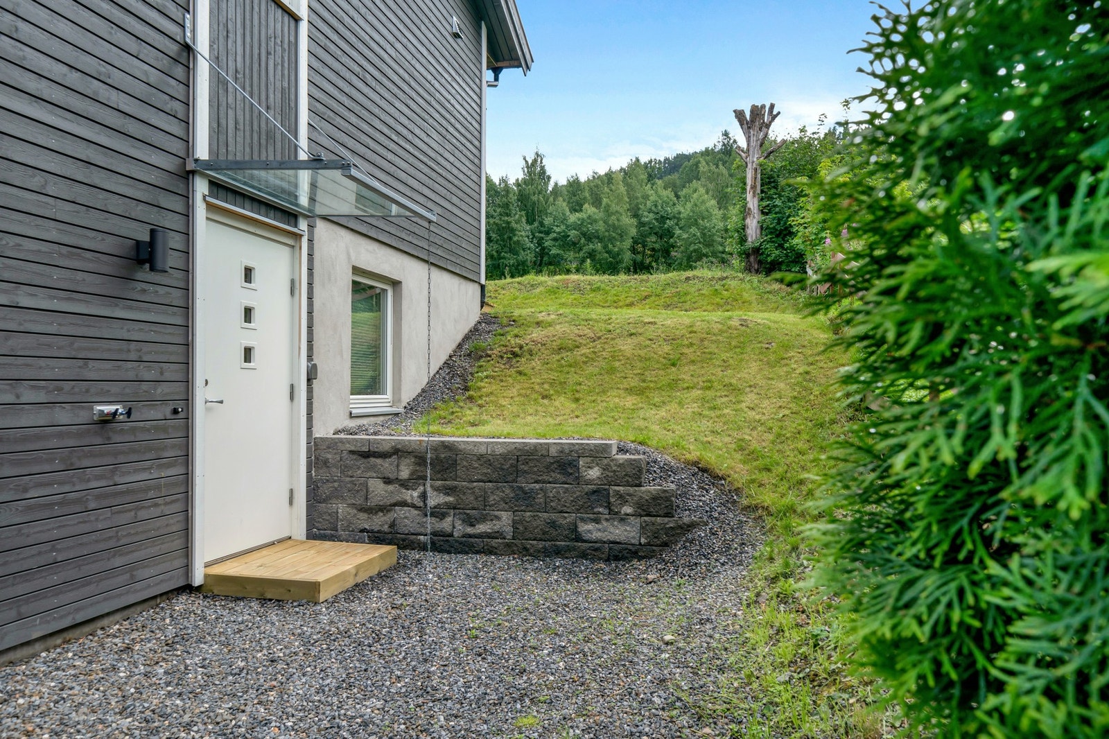 Velkommen inn! I utekranen til venstre for døren er det tilgang på både kaldt og varmt vann. Galleribilde