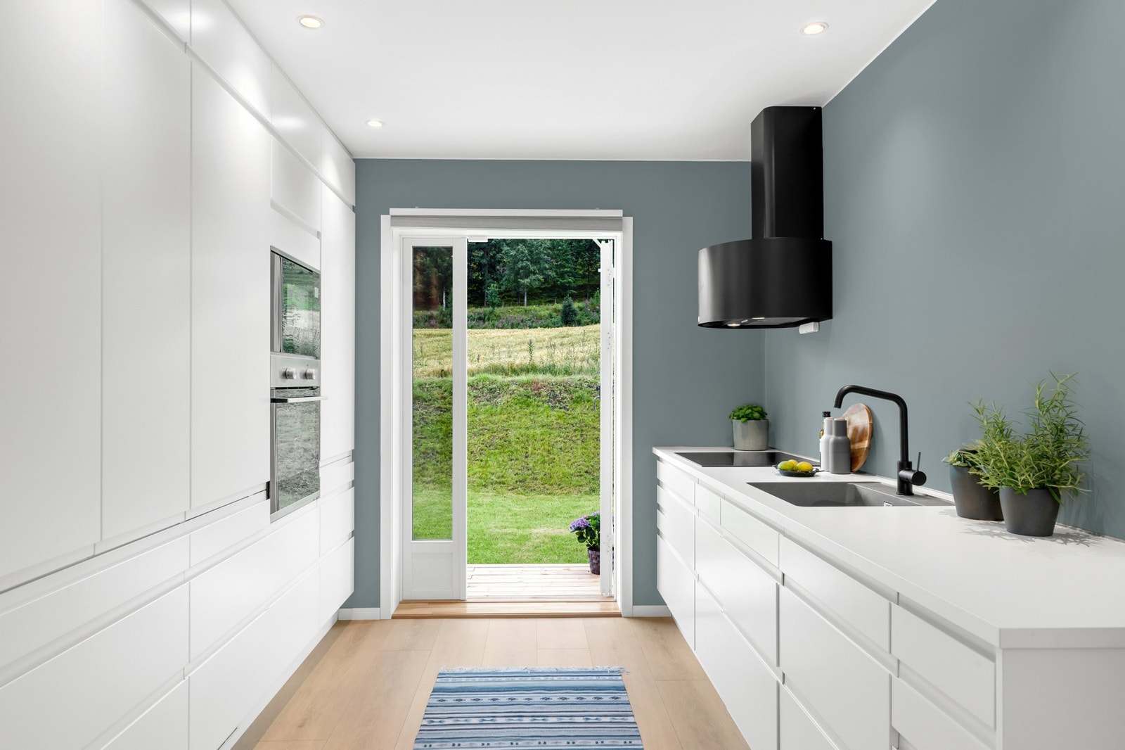 På kjøkkenet får du integrerte hvitevarer slik som platetopp, stekeovn, mikrobølgeovn, kjøleskap og oppvaskmaskin. Galleribilde