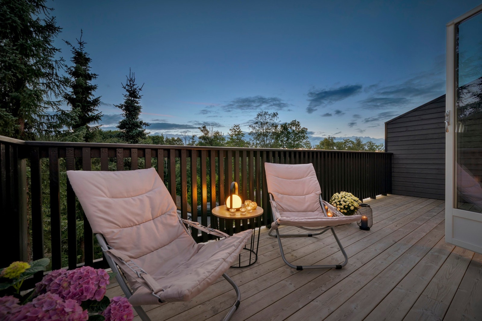 Balkongen er på ca. 13 kvm. Galleribilde