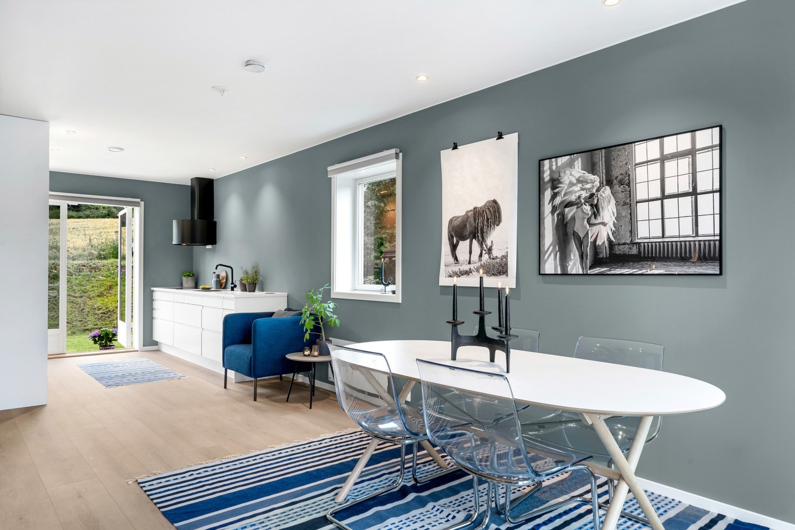 I tilknytning til stuen og kjøkken er det god plass til en hyggelig spisegruppe. Galleribilde