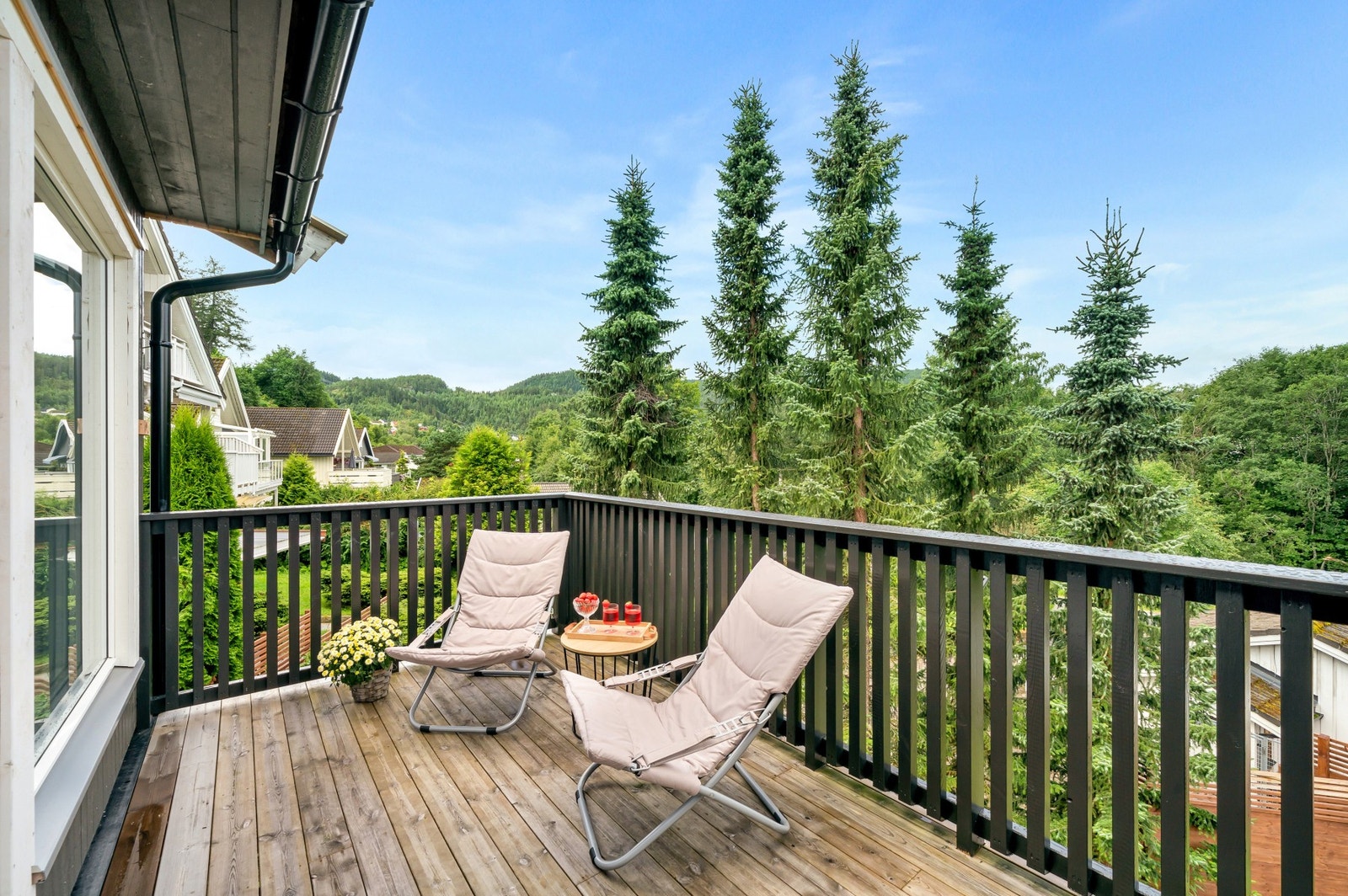 Fra stuen får du tilgang til boligens sør-vestvendt balkong. Galleribilde