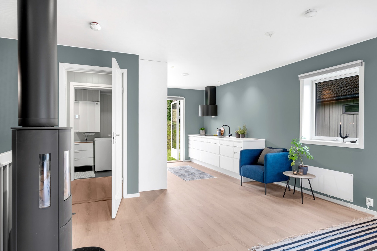 I boligen hovedetasje finner du også et praktisk vaskerom og toalettrom. Galleribilde