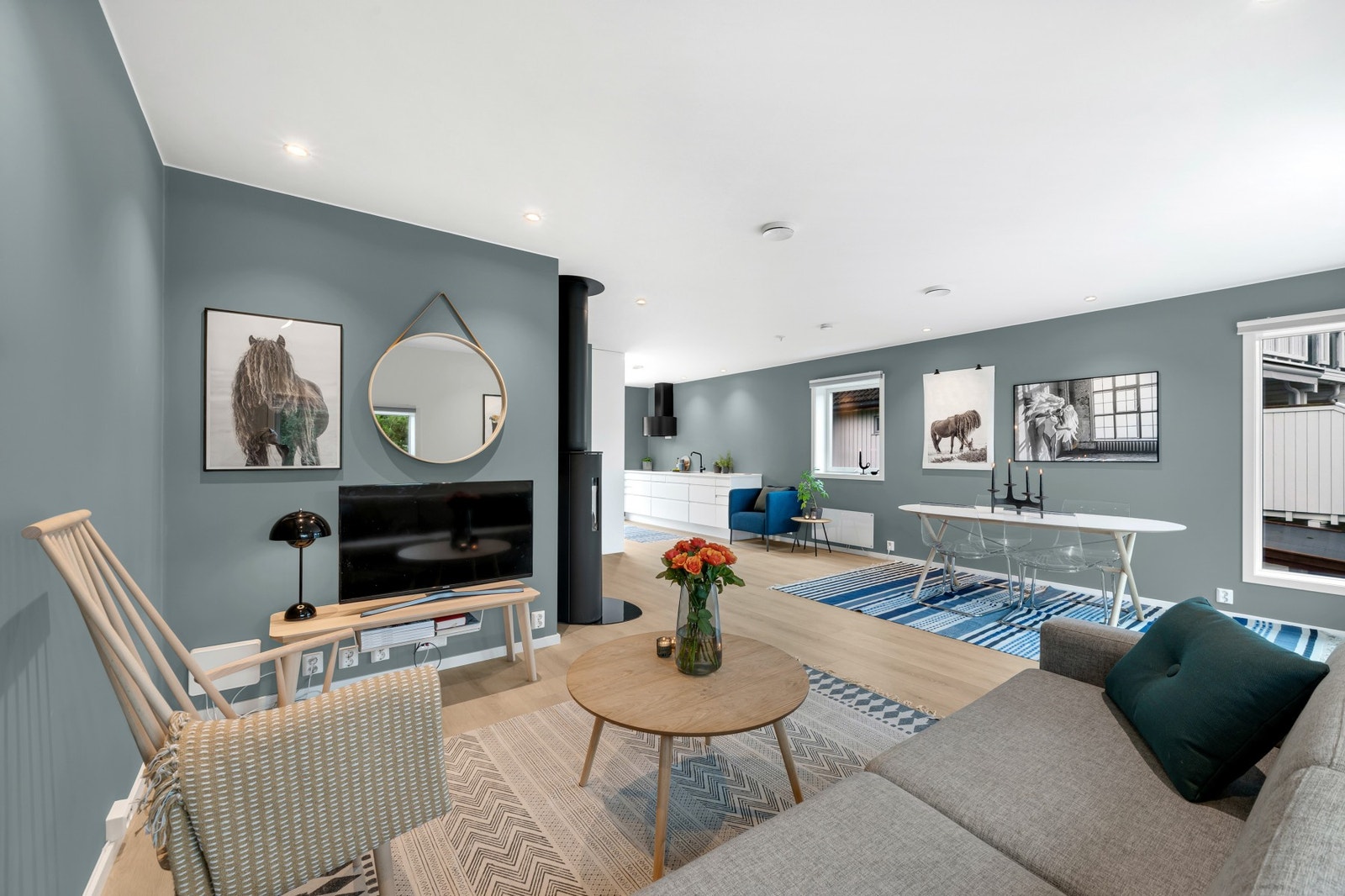 Boligens størrelse og utforming gjør det enkelt å innrede rommet i ulike soner. Legg merke til downlights i himling. Galleribilde