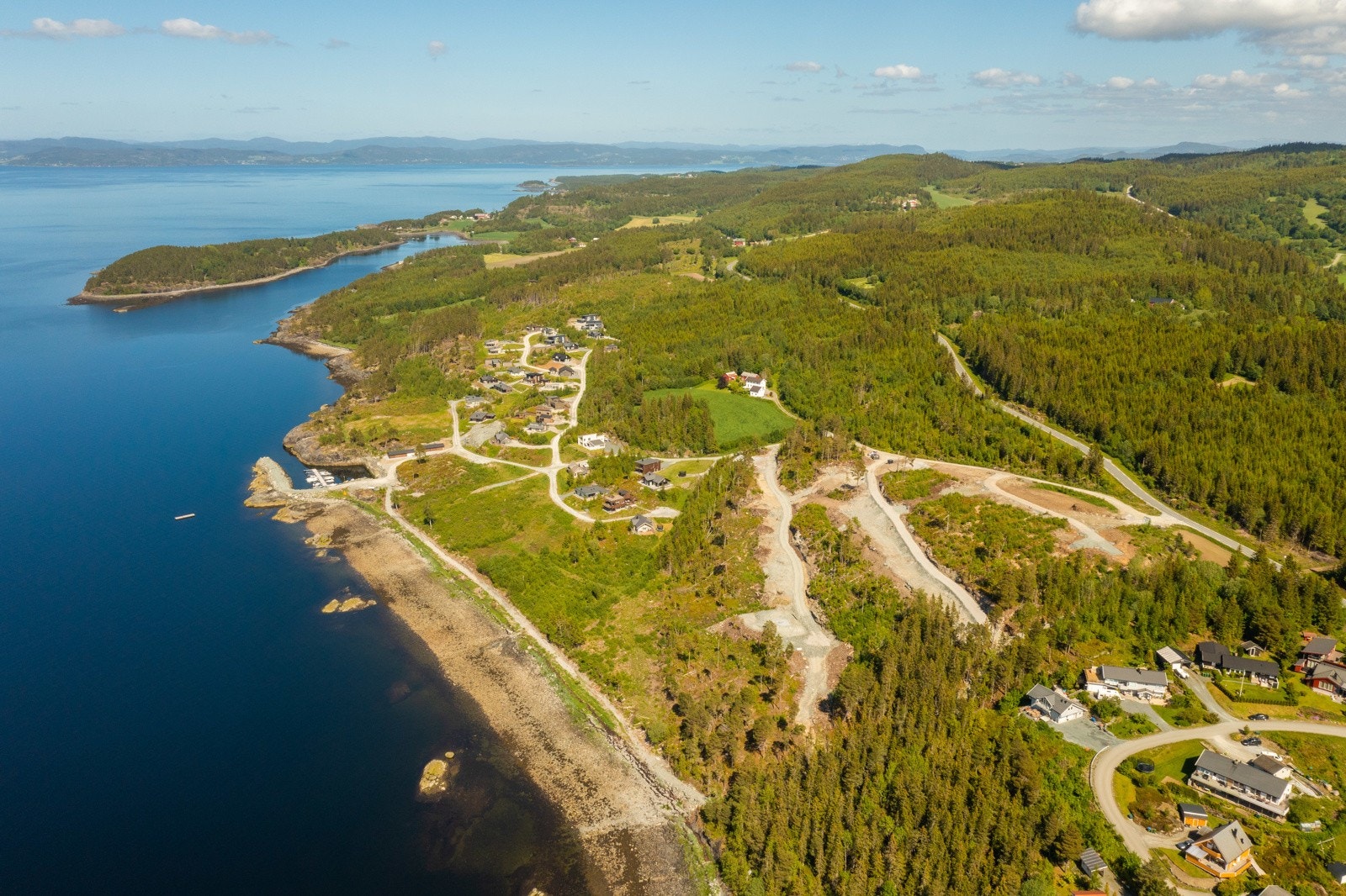 Velkommen til Svaberget, et felt der det legges til rette for et ferieparadis kun få meter fra sjøkanten. 27 solrike tomter i naturskjønne omgivelser kun et steinkast fra sjøkanten og bare noen minutter fra nærmeste skianlegg. Galleribilde