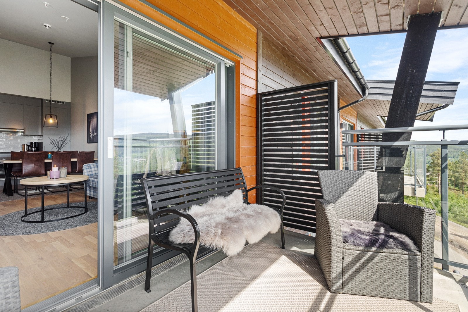 Balkong med adkomst fra stuen. Galleribilde