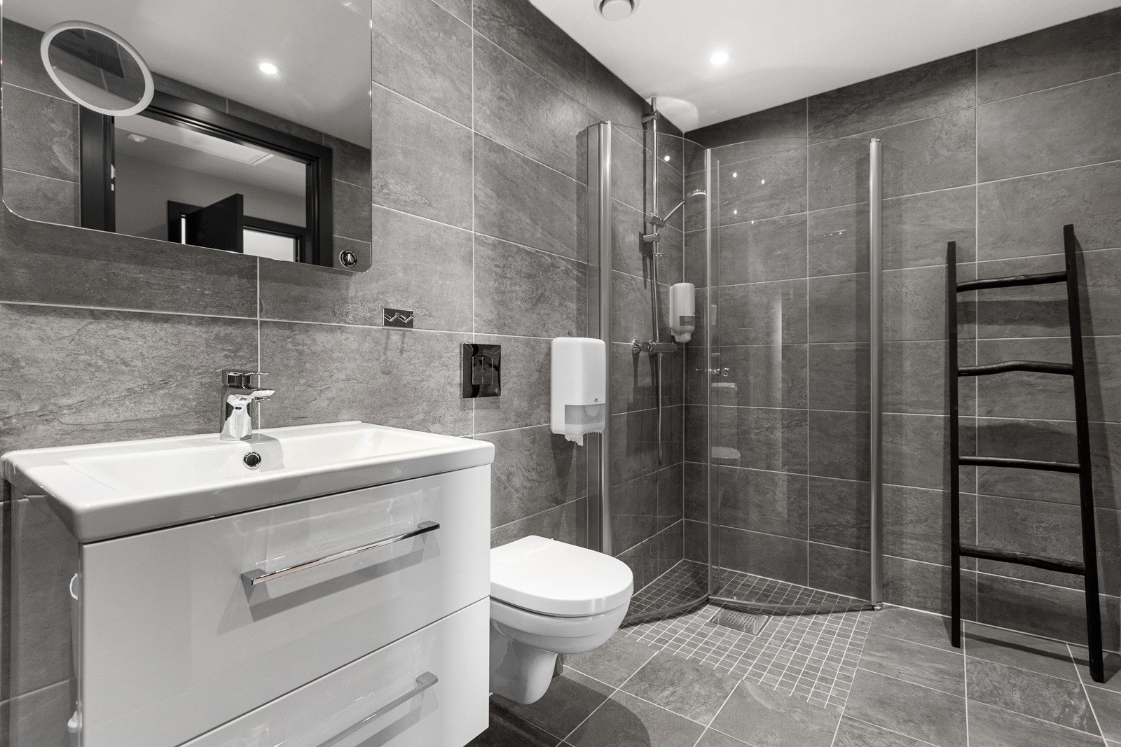 Lekkert bad med varme i gulvet. Galleribilde