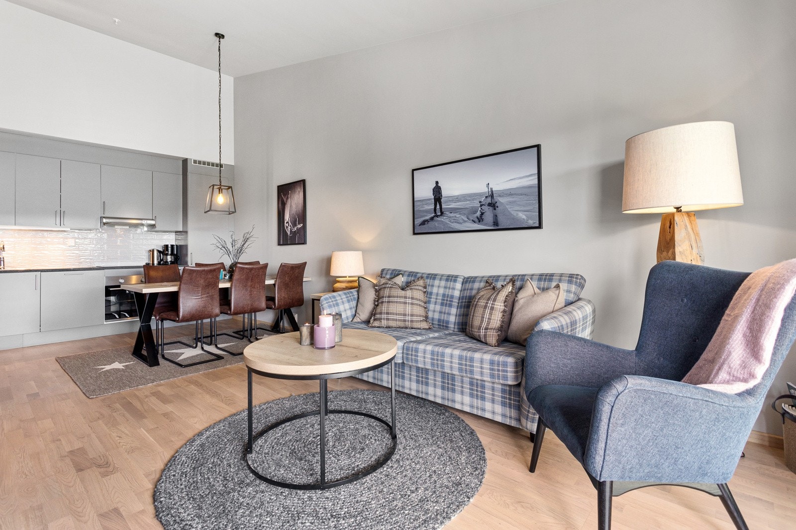 Stuen har plass til spisestue og det er åpen løsning til kjøkkenet. Galleribilde