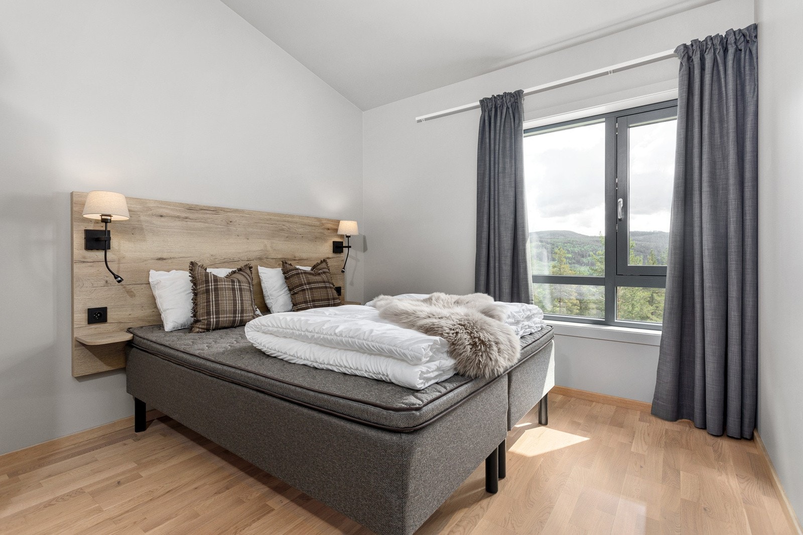 Leiligheten har to romslige soverom. Hovedsoverommet er innredet med dobbeltseng. Galleribilde