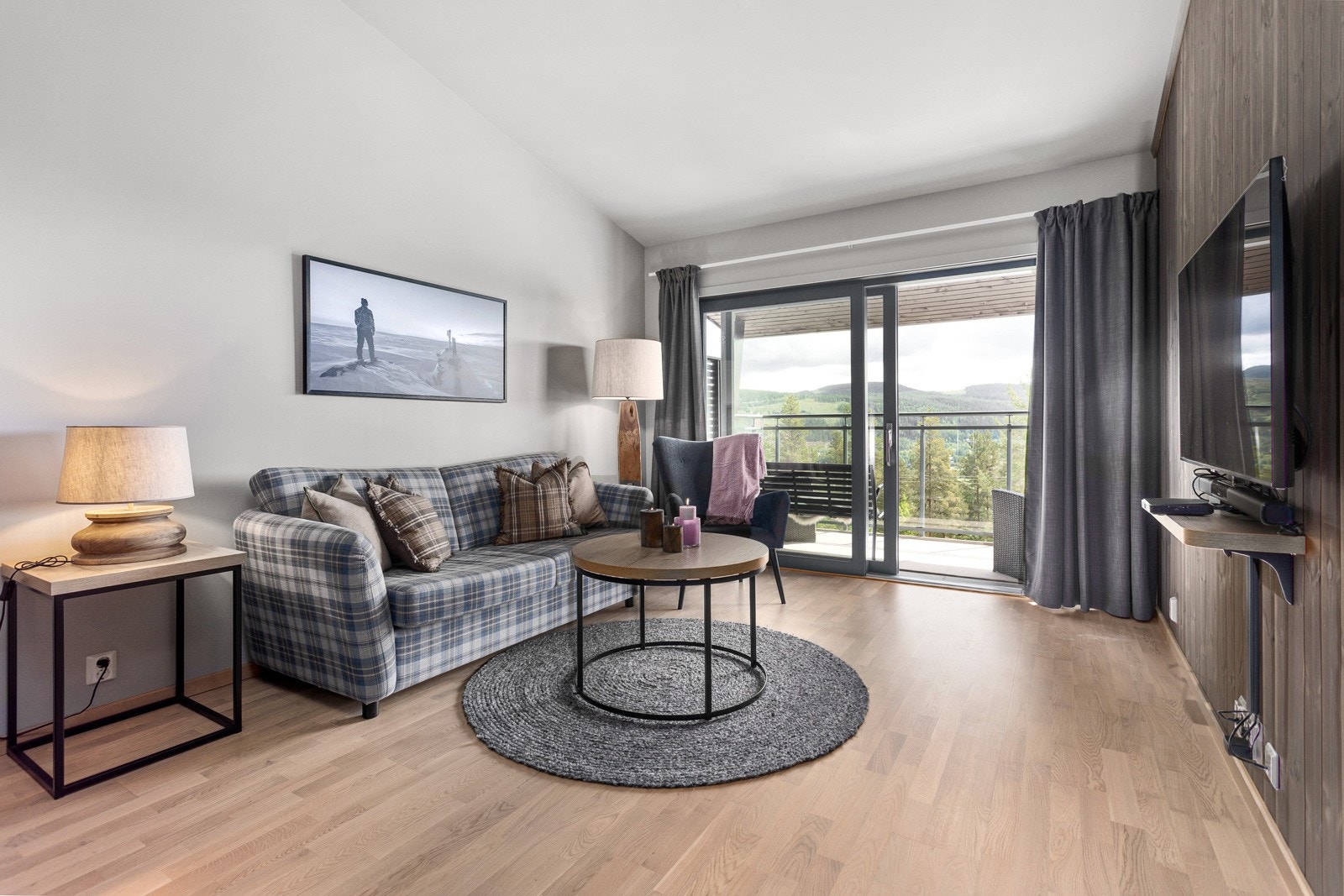 Lys og koselig stue med adkomst til balkong. Galleribilde