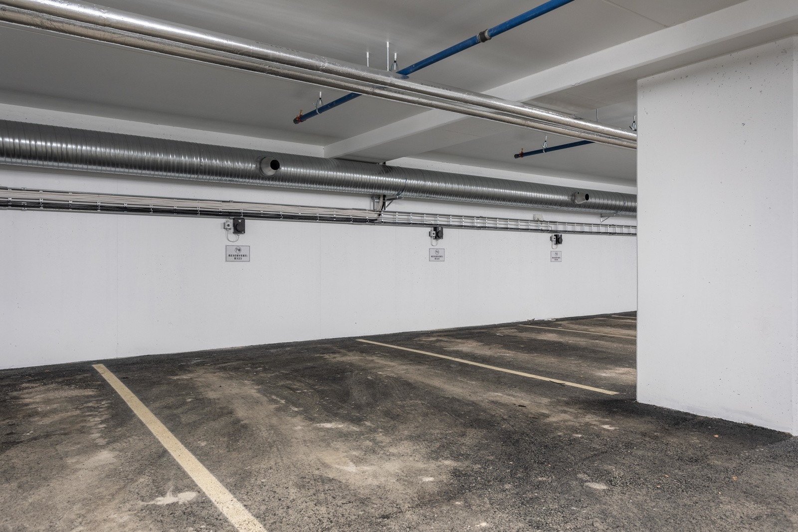 Det medfølger en parkeringsplass i oppvarmet parkeringskjeller. En plass også i carport utvendig. Galleribilde