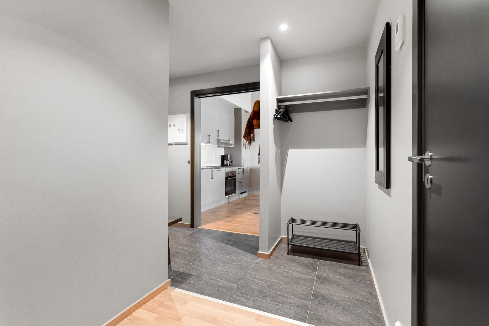 Leiligheten har en romslig entre. Galleribilde