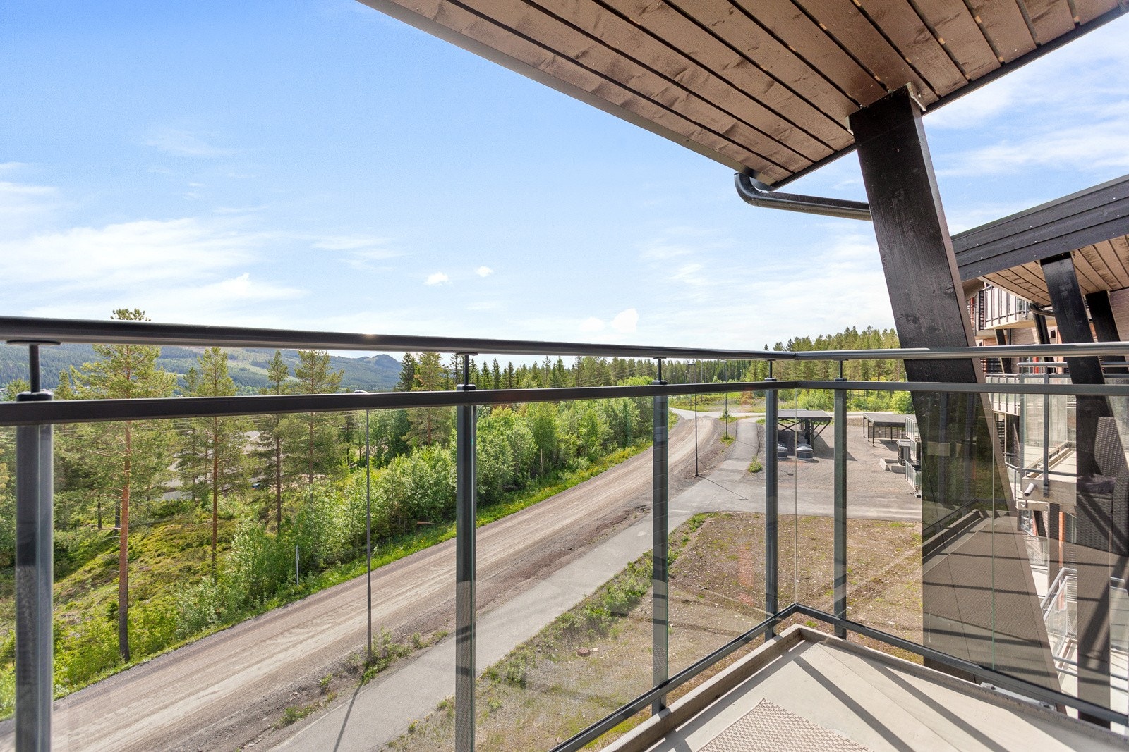 Leiligheten ligger i toppetasjen, noe som gir fin utsikt utover området. Galleribilde