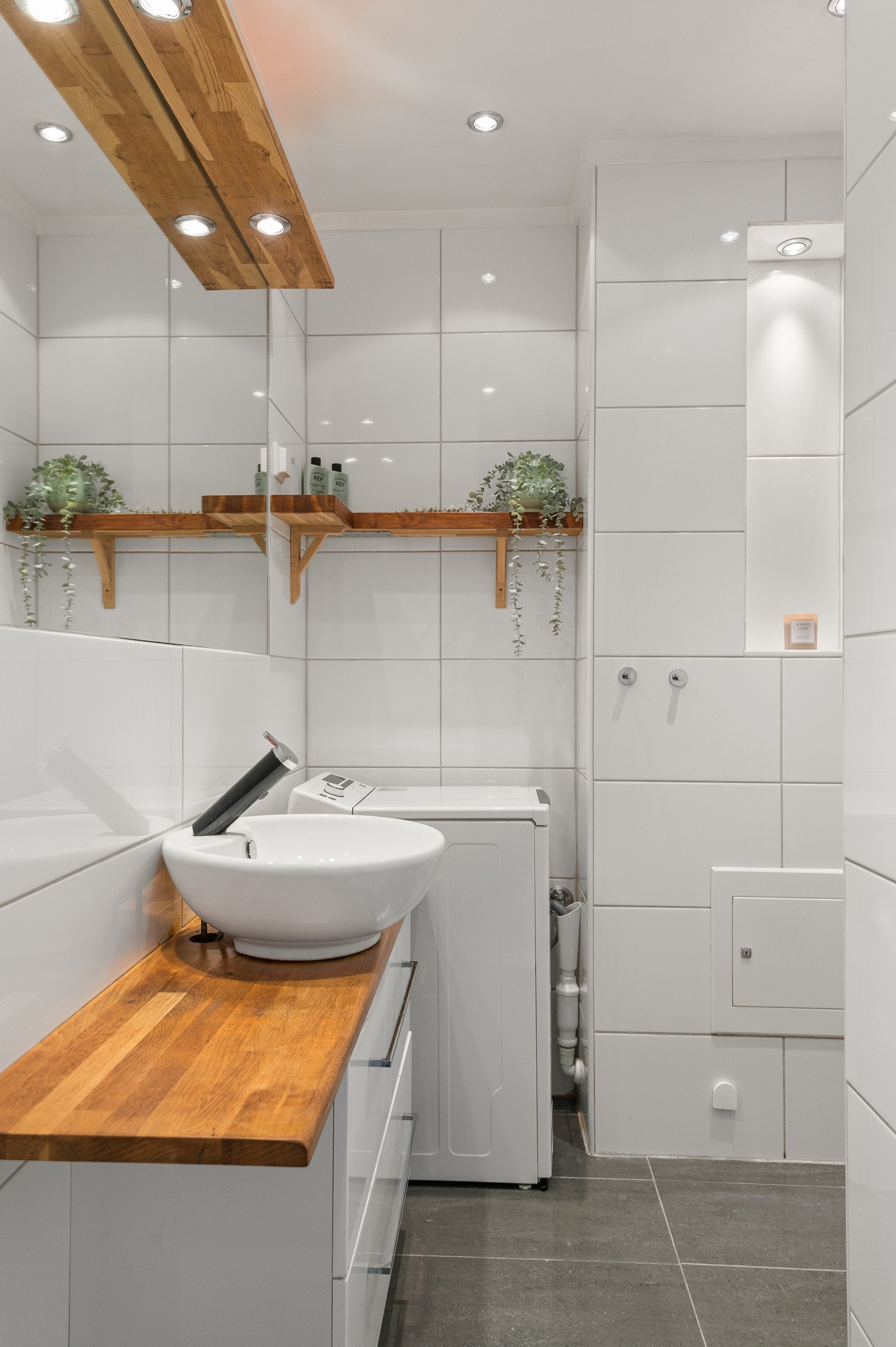Flislagt gulv med varme og downlights i himling. Galleribilde