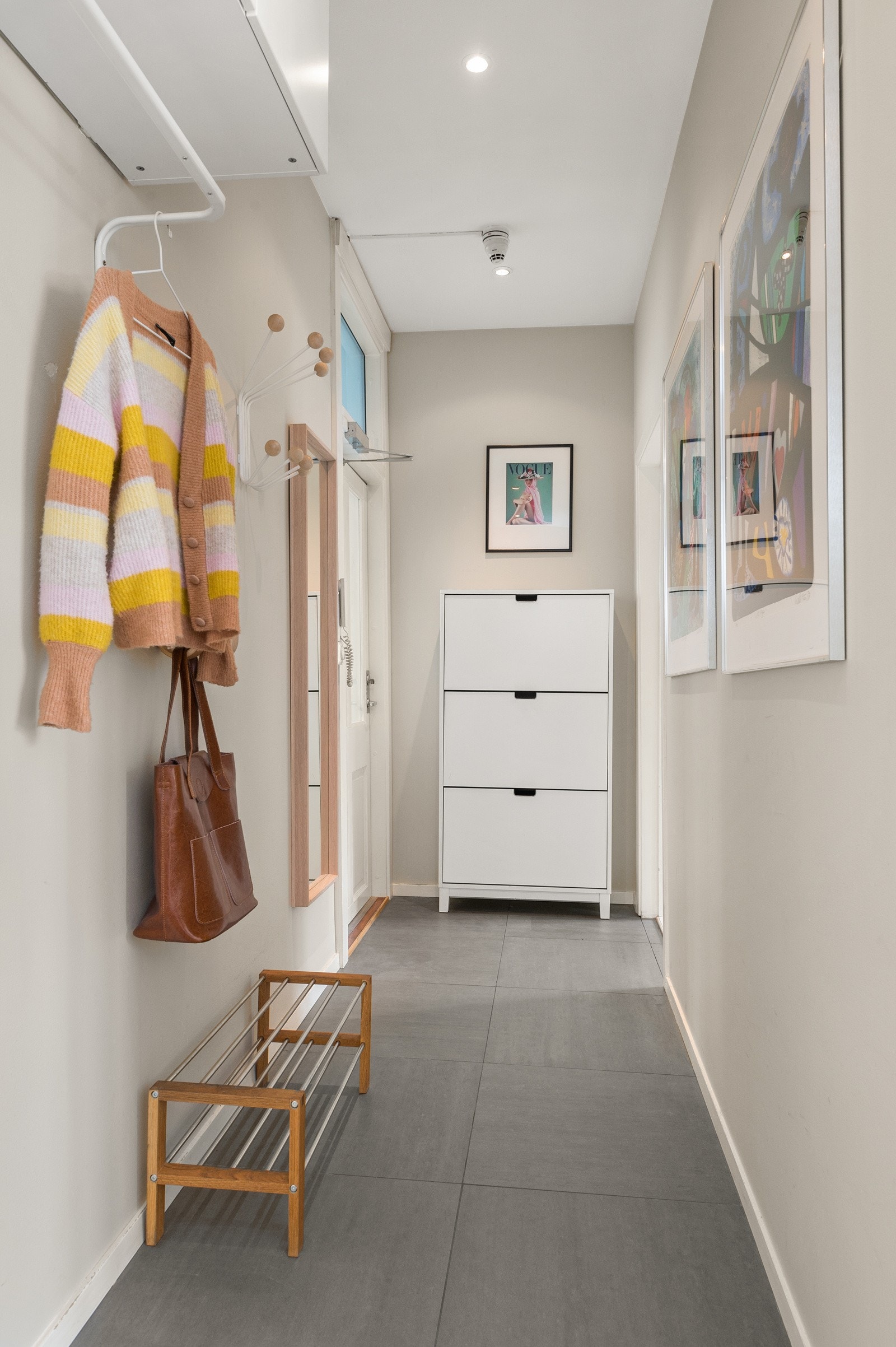 Boligen har en lys og arealeffektiv entré/gang med plass til oppbevaring av yttertøy og sko. Galleribilde
