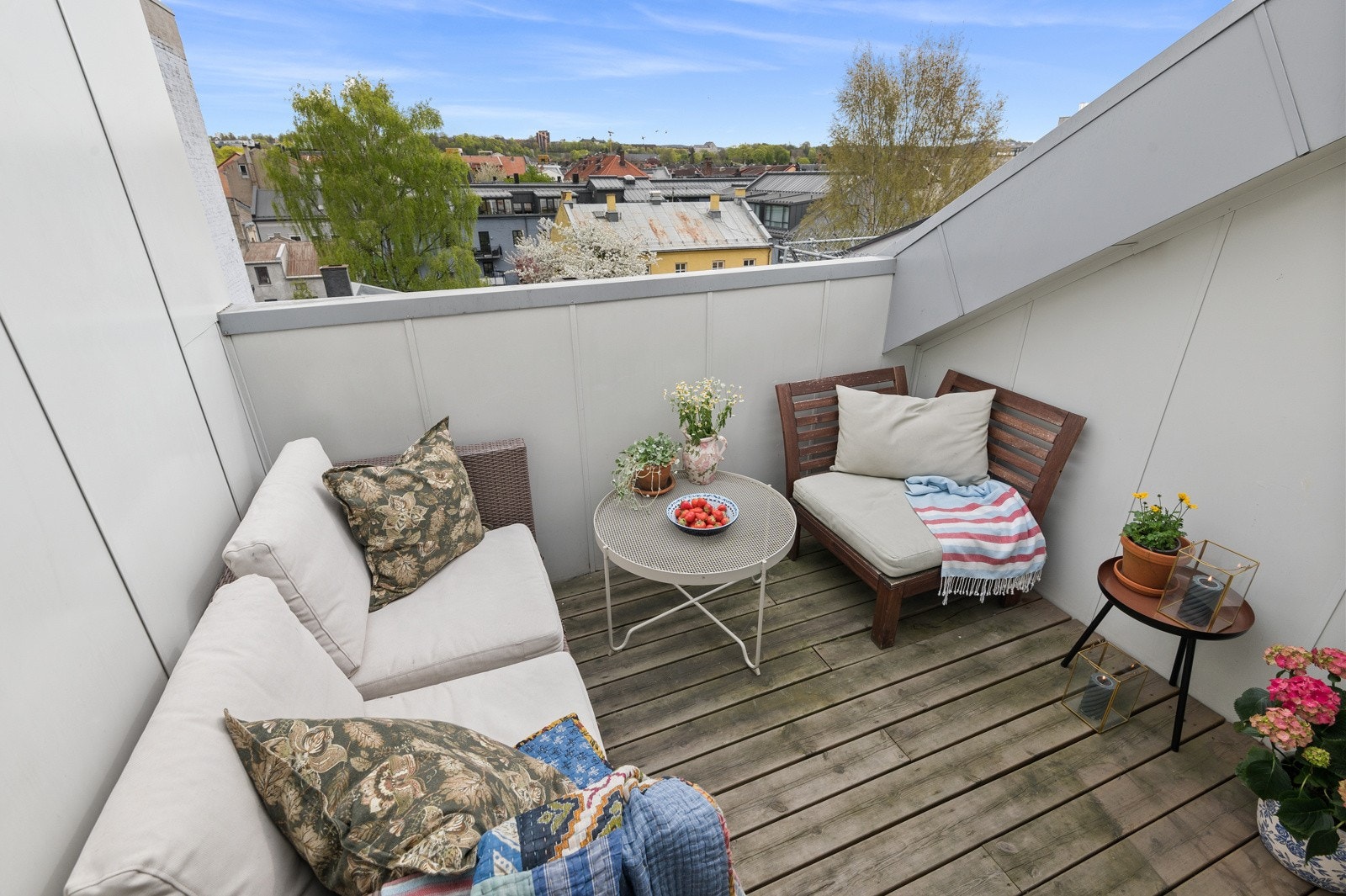 Terrassen fungerer utmerket som en forlengelse av leiligheten i sommerhalvåret. Gulvflate belagt med terrassebord. Galleribilde