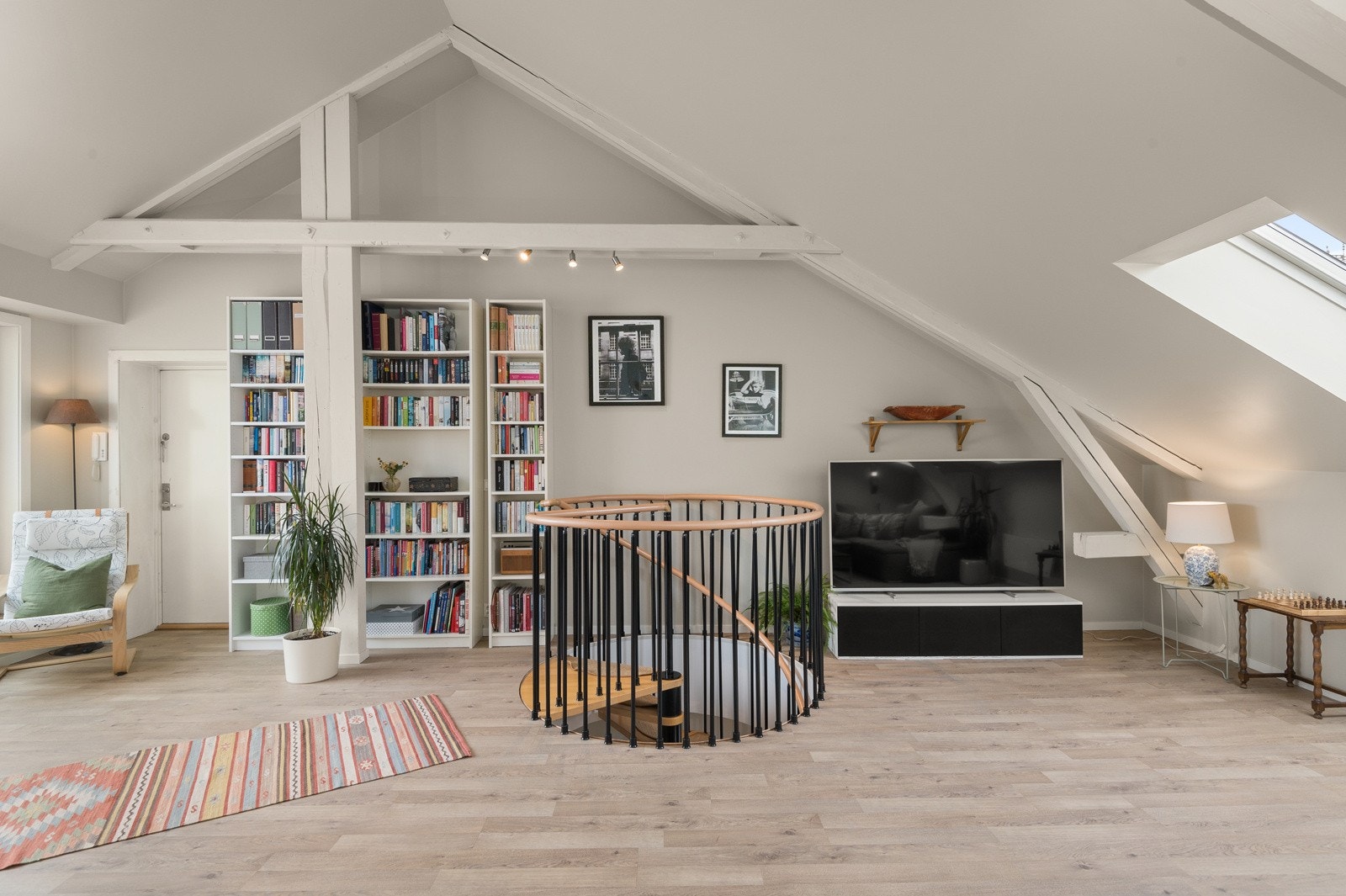 Meget tiltalende 4-roms andelsleilighet, med perfekt beliggenhet i Markveien, rett ved Olaf Ryes plass. Galleribilde