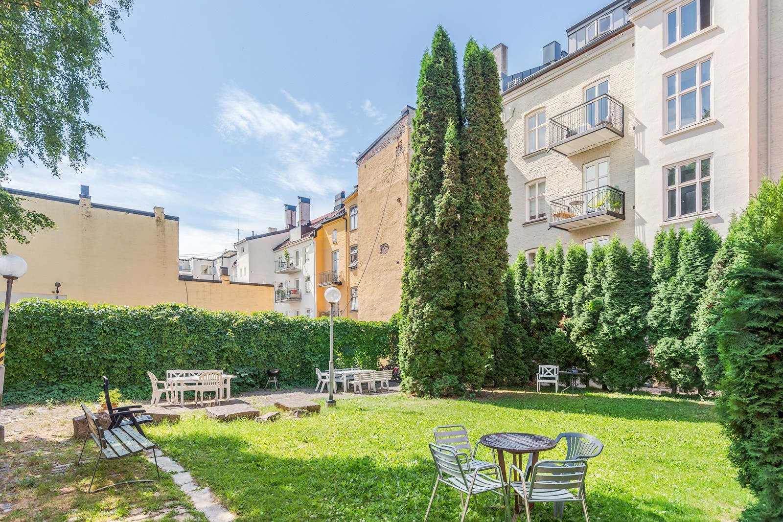 Gårdsrom sett fra sommerstid. Galleribilde