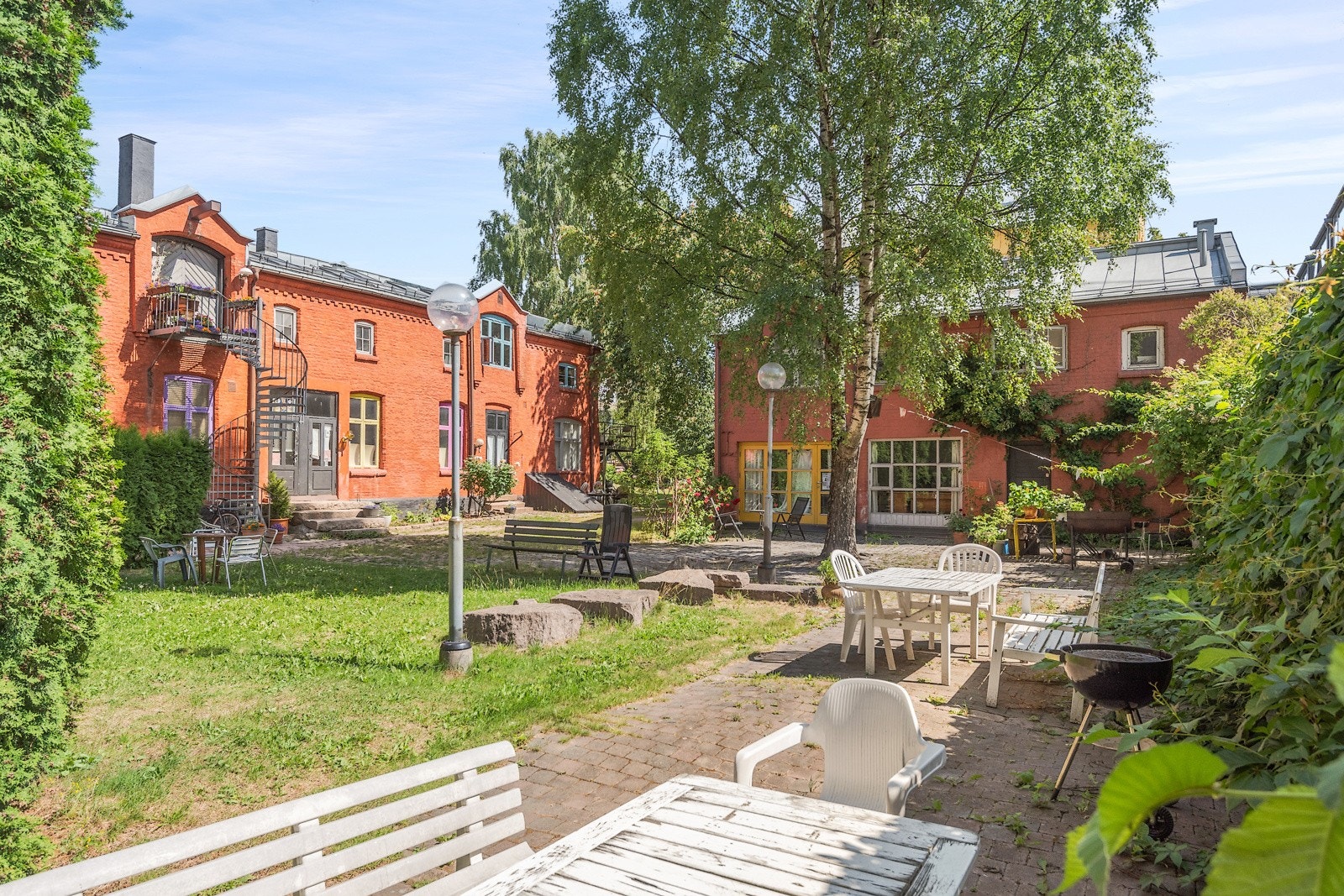 Gårdsrommet har gode solforhold og er et flott oppholdssted sommerstid. Galleribilde