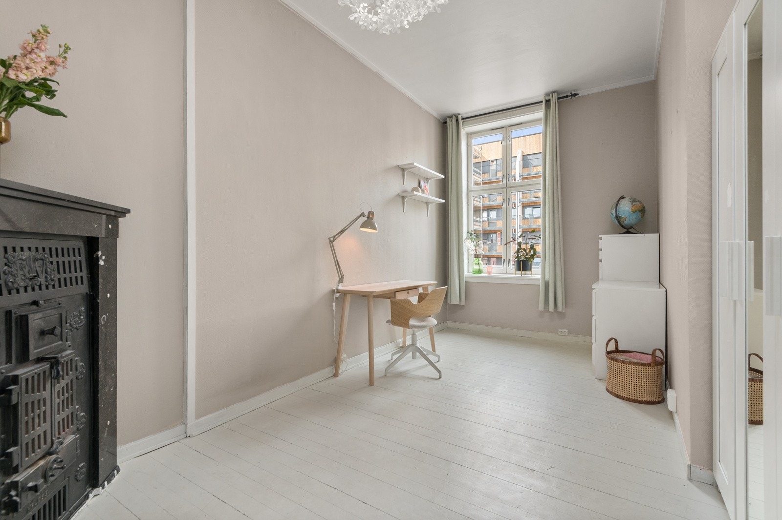Romslig soverom med plass til dobbeltseng, nattbord, skrivepult og garderobeskap. Galleribilde