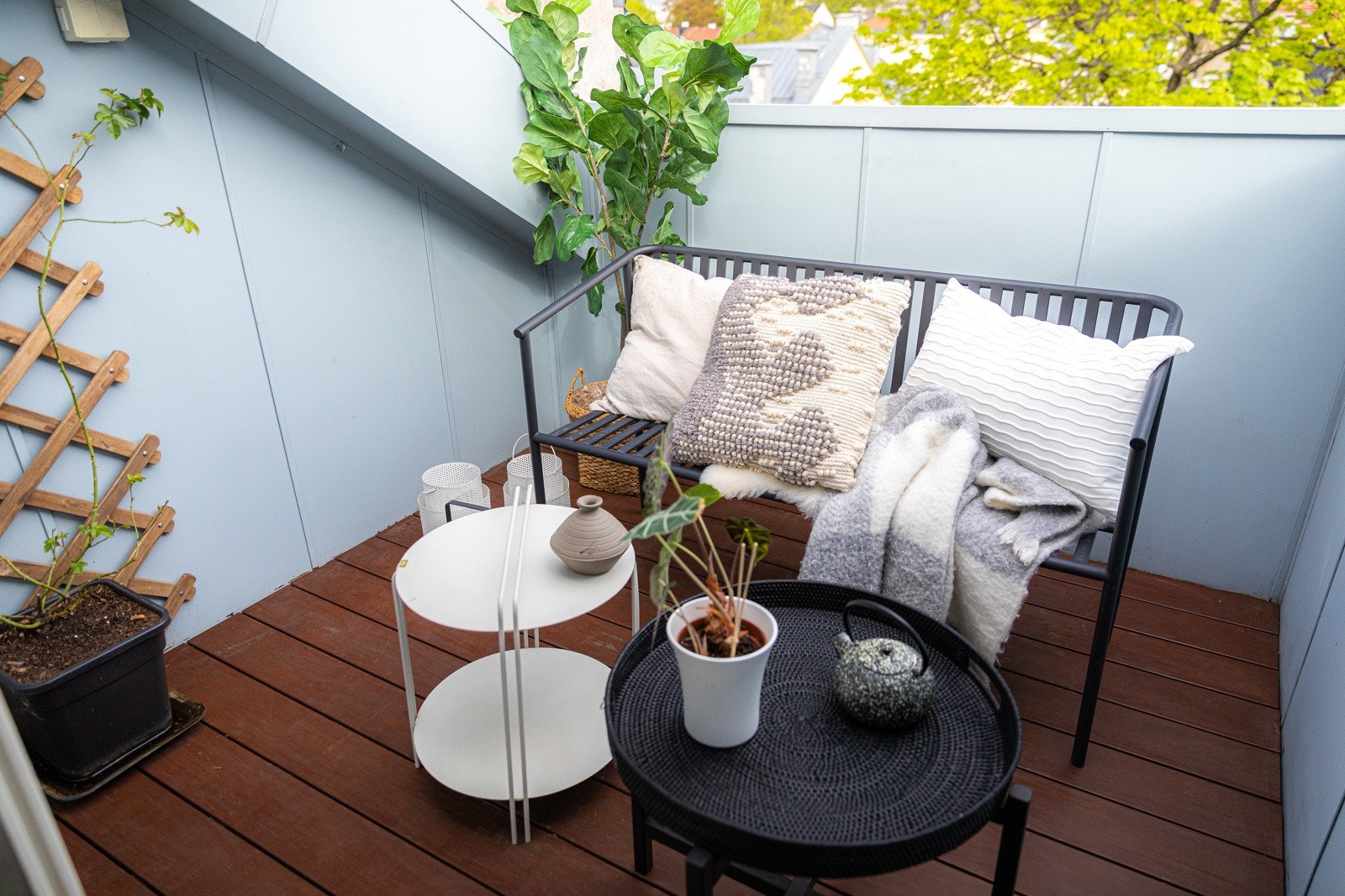 Usjenert takterrasse vendt mot bakgård, godt skjermet for "Løkkas" yrende folkeliv. Galleribilde