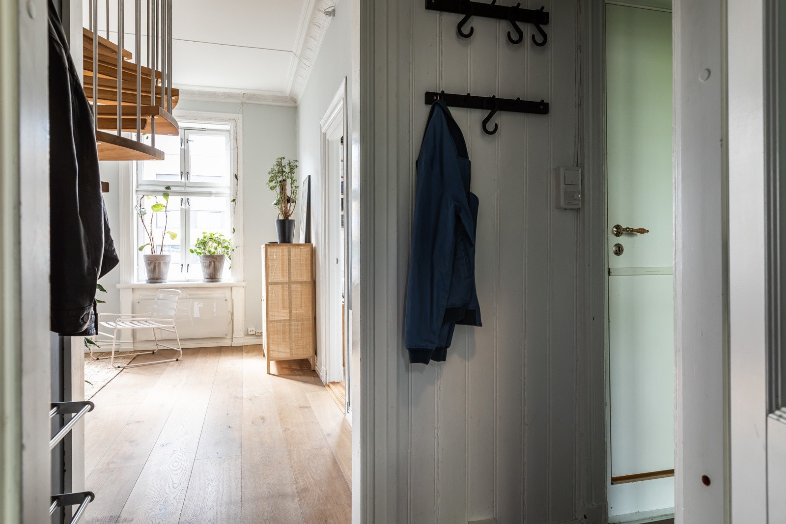 Dørcalling med portåpner plassert ved siden av entrédør. Ekstern bodplass i 3 eksterne boder. Galleribilde