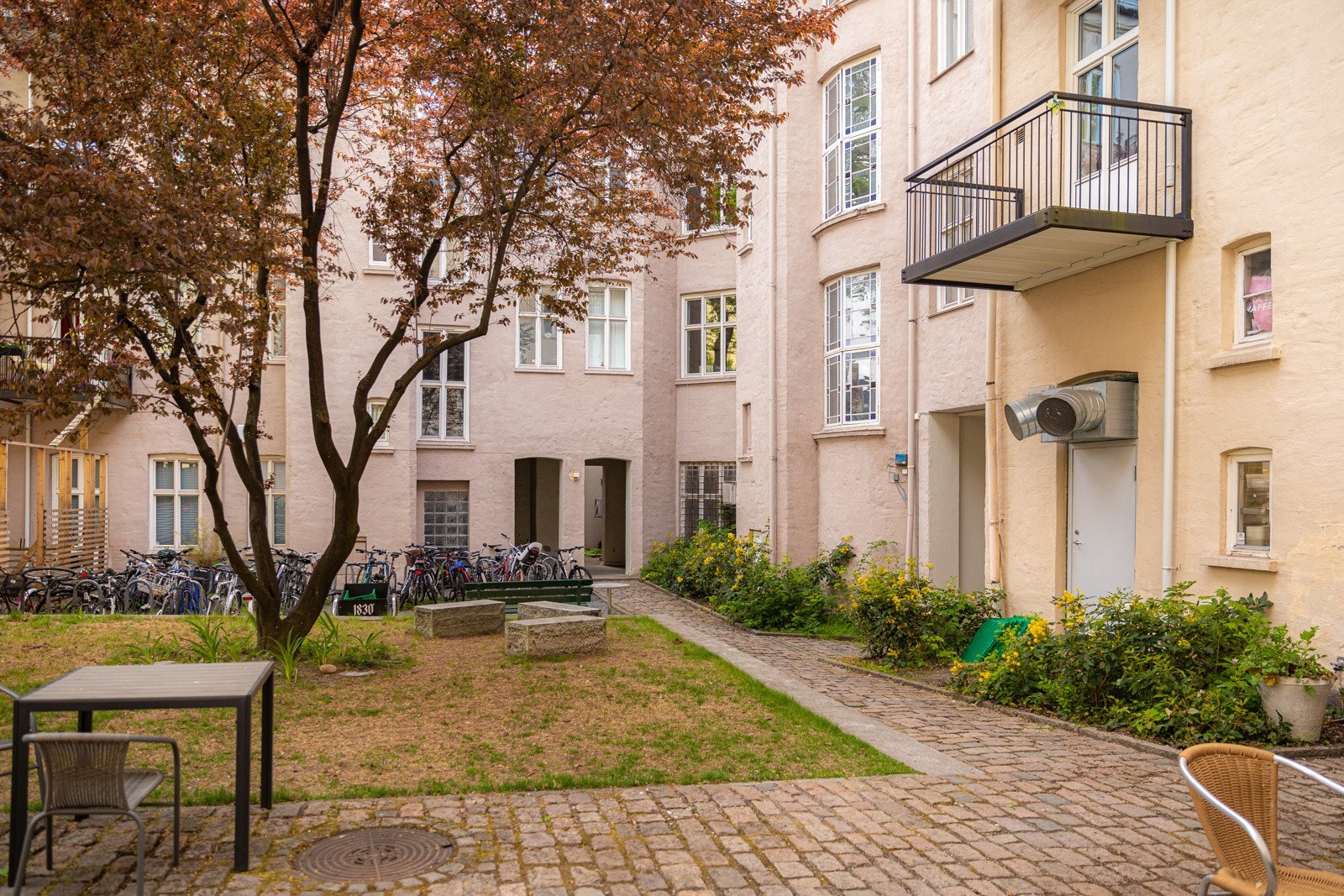 Hyggelig bakgård med fine grøntområder. Rett utenfor bygården har du tilgang til Grünerløkkas mange barer, restauranter, nisjebutikker etc. Galleribilde