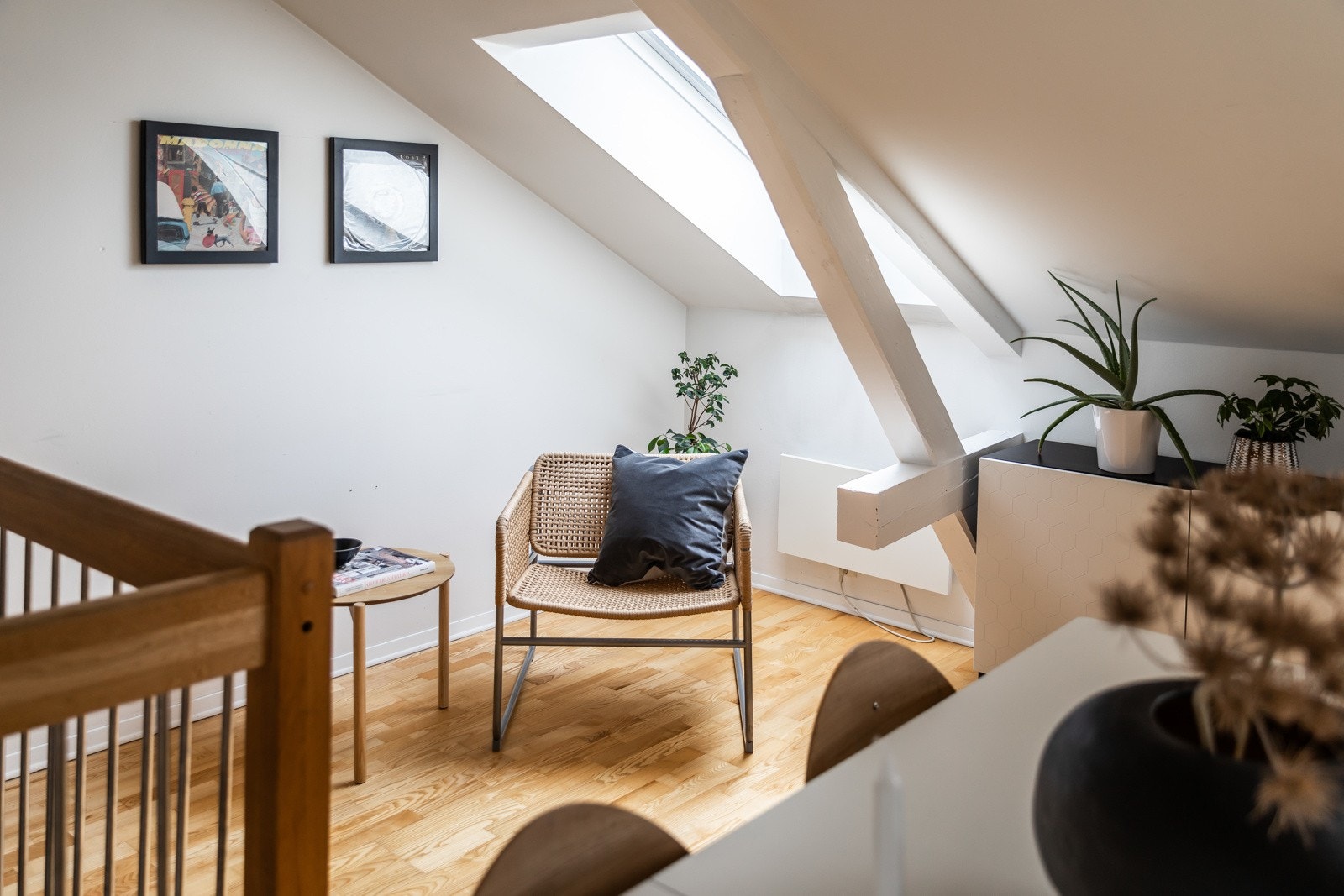 Rikelig boltreplass med mulighet for stort spisebord, kontorplass, lesehjørne m.m. Galleribilde