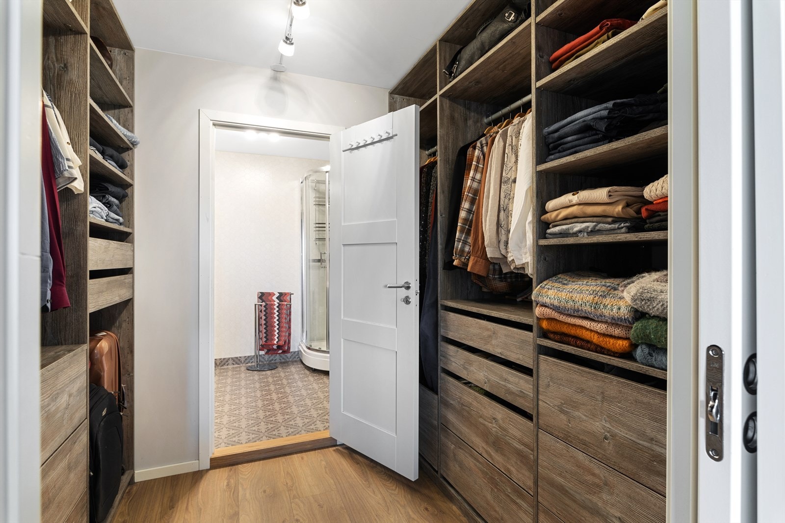 Fra soverommet er det skyvedør til et walk-in closet med gjennomgang til bad. Galleribilde
