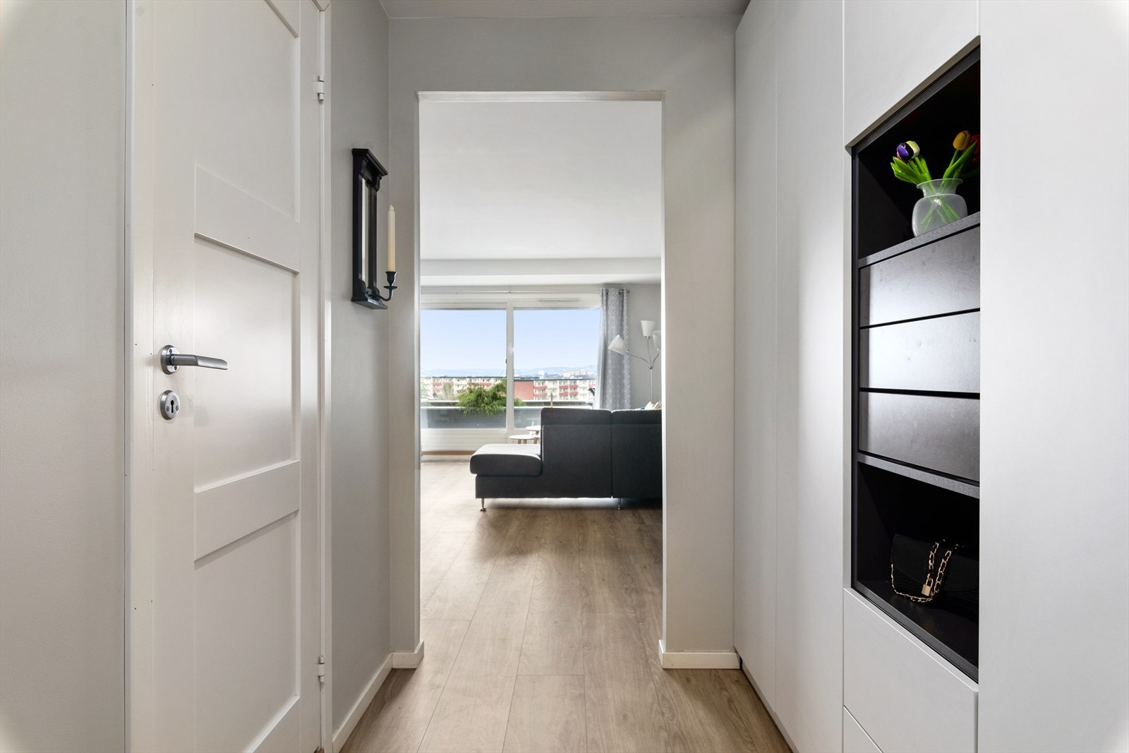 Entréen har godt med oppbevaringsplass i flott garderobeskap. Galleribilde