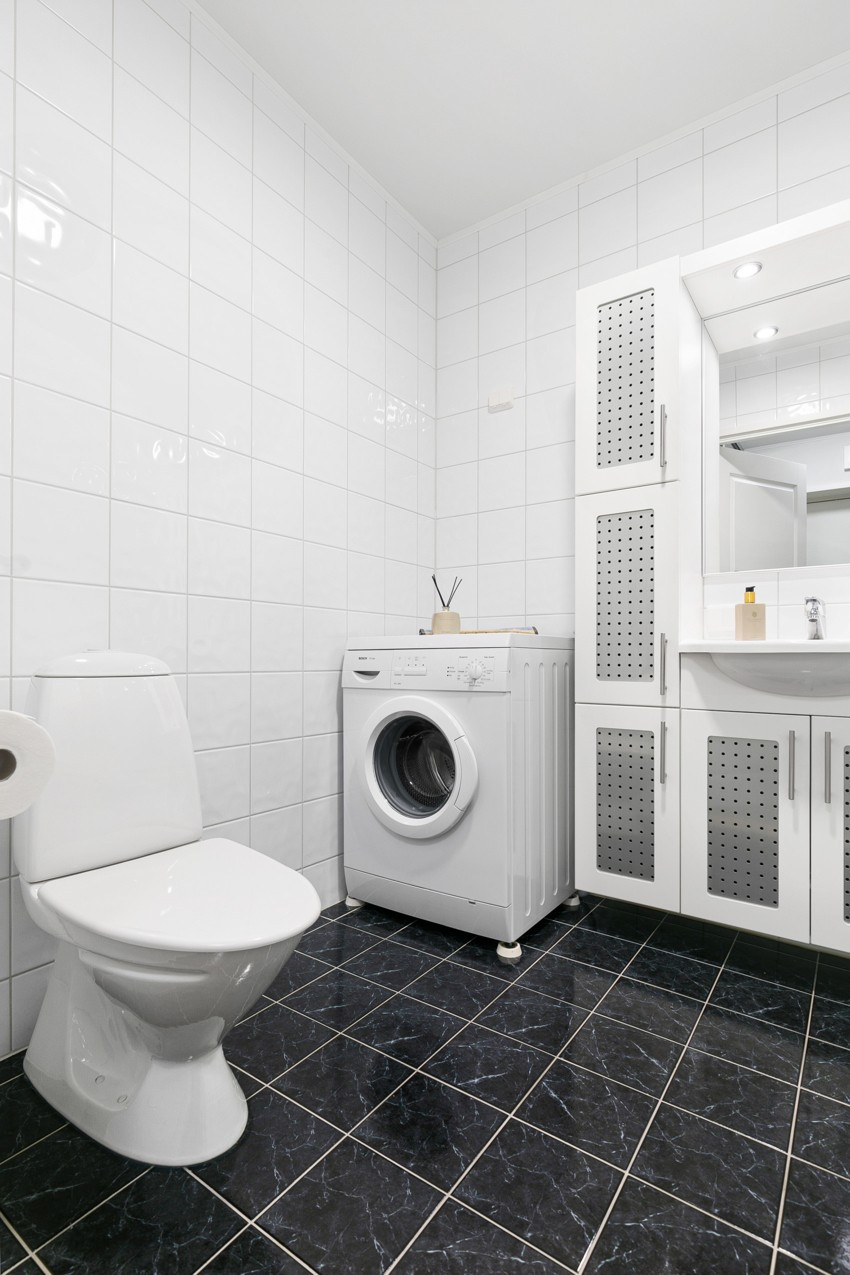 Badet er romslig med god plass til vask/tørk.