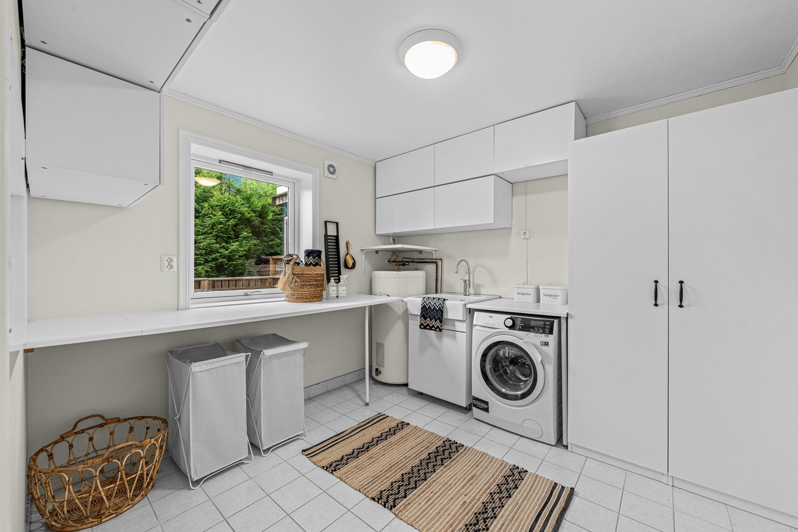 I 1. etasje er det et romslig vaskerom, med god oppbevaringsplass. Galleribilde