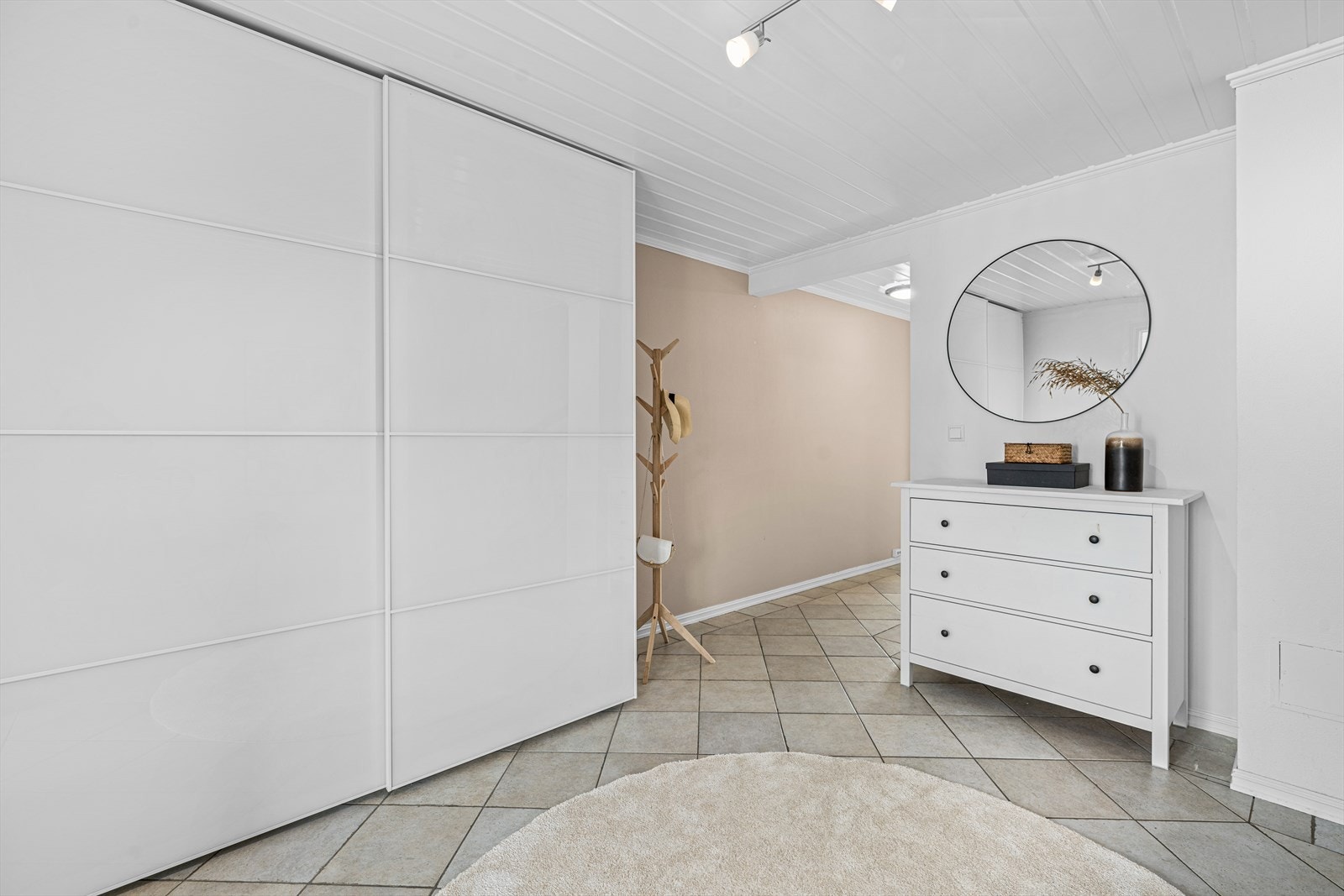 Hallen er innredet med en romslig skyvedørsgarderobe. Galleribilde