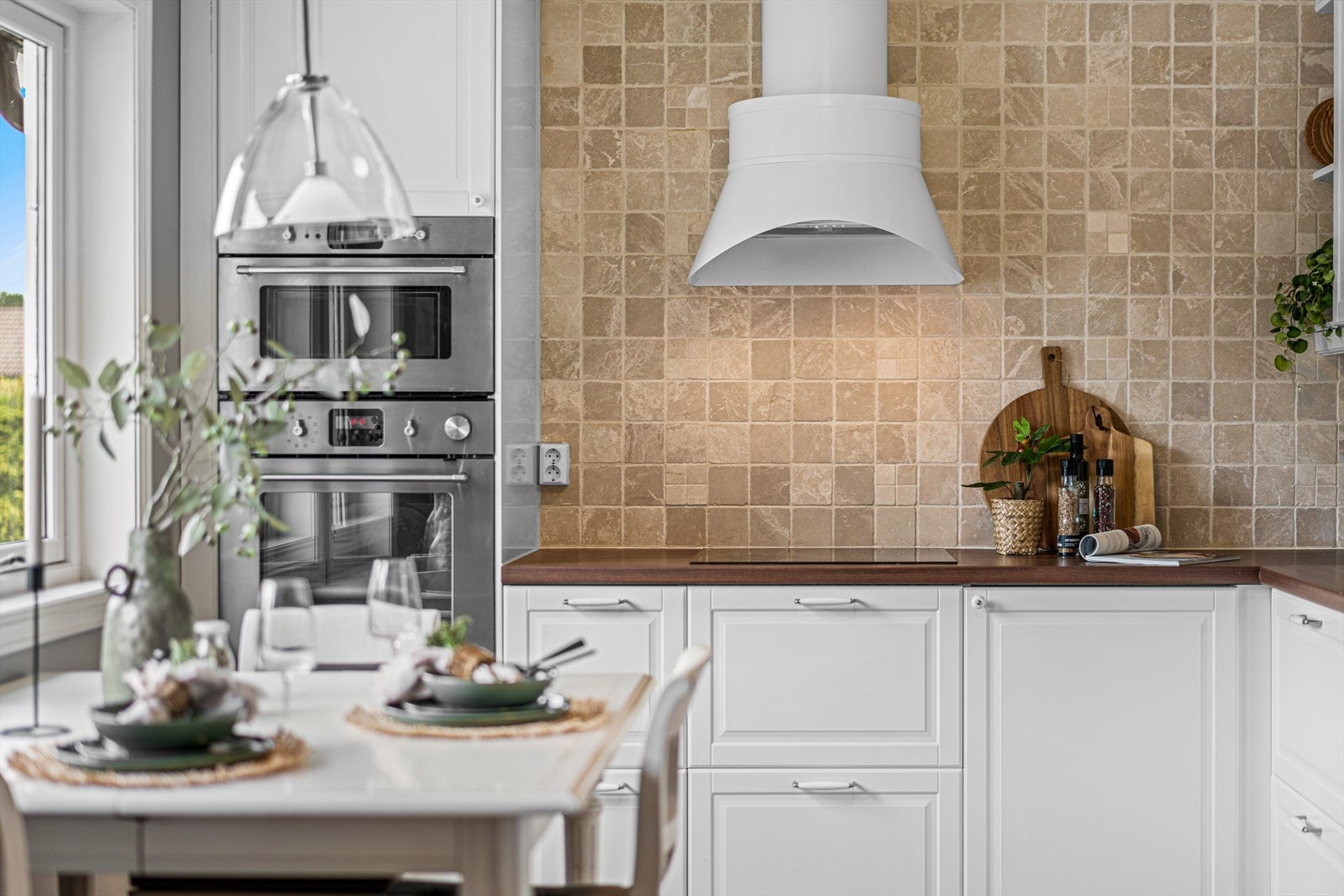 Stilig ventilatorhette, som står i stil med resten av kjøkkenet. Galleribilde