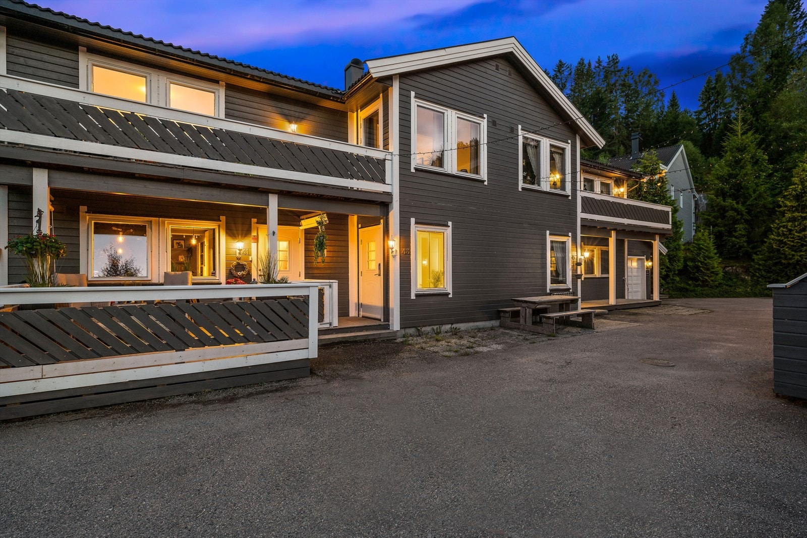 Boligen ligger fint til innerst i blindvei, med marka som nabo. Her ser man inngangspartiet med adkomstterrasse i 1. etasje. Galleribilde