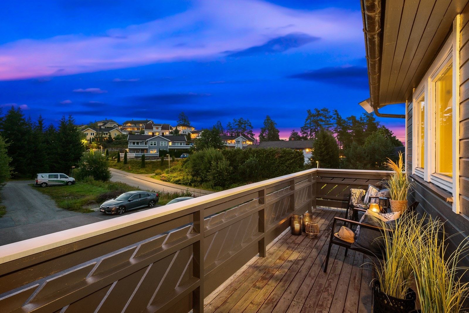 Fra stuen har man utgang til en herlig balkong med gode solforhold, og fint utsyn. Galleribilde