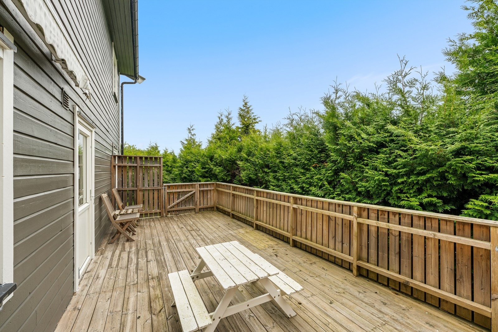 Terrassen på baksiden av huset gir rom for lek, avslapning og mye hygge. Galleribilde