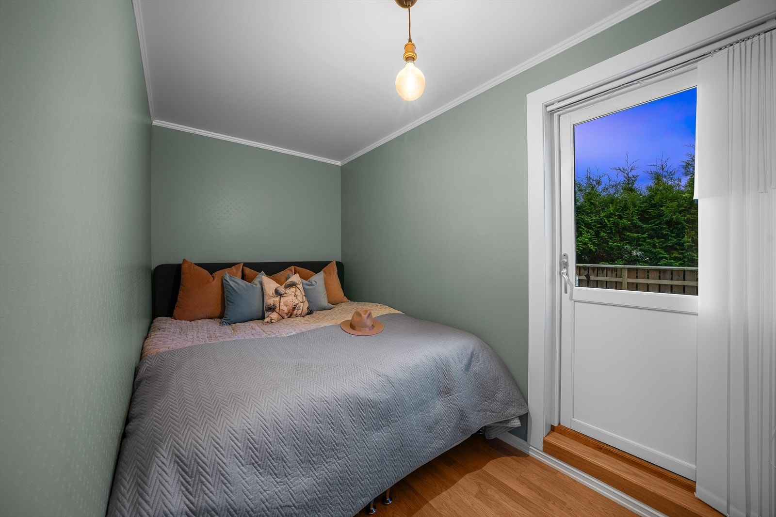 Soverom 1 med utgang til stor og usjenert terrasse. Galleribilde